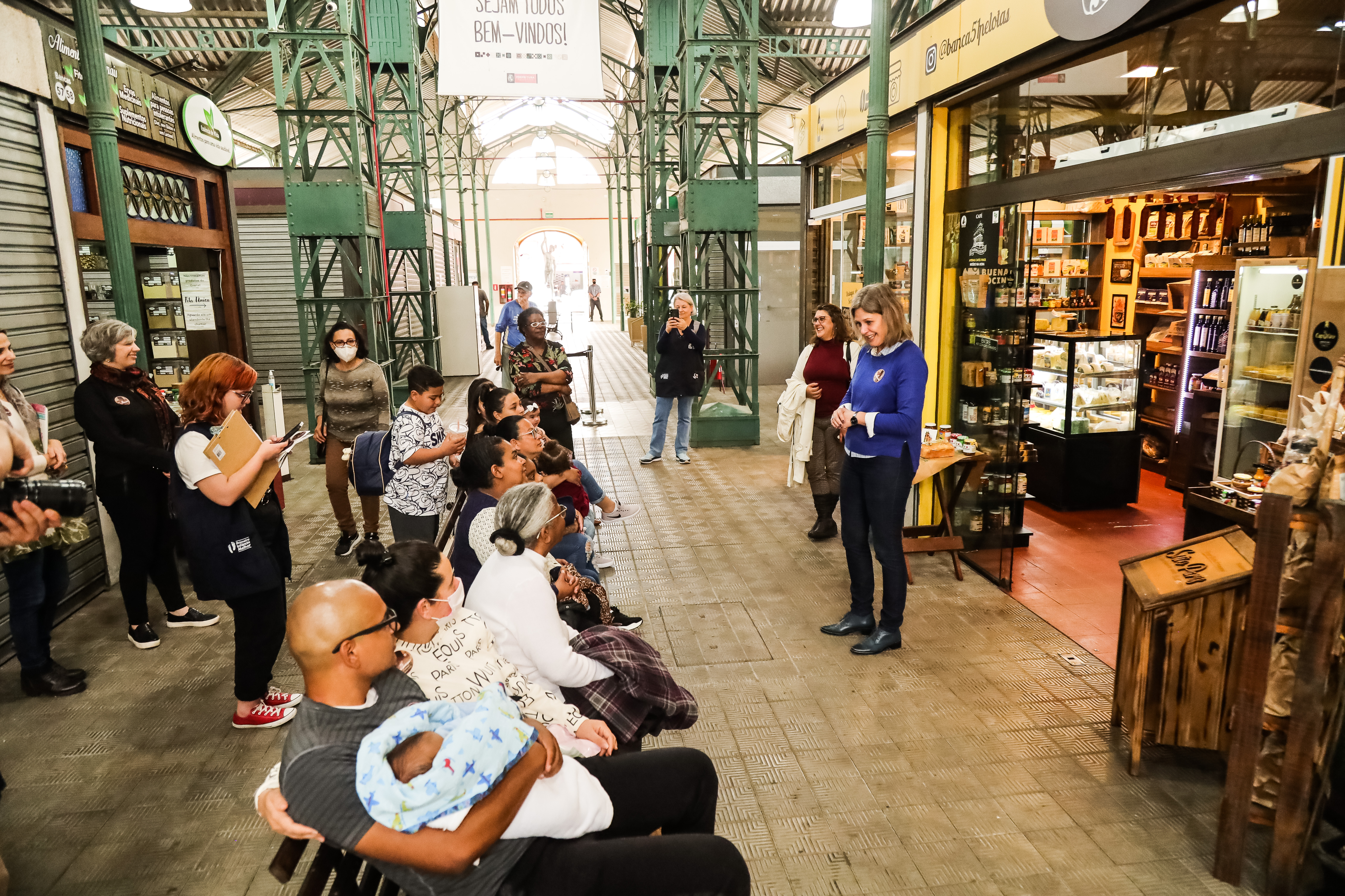 Hora do Mamaço reuniu mães e bebês, no Mercado Central, para reforçar a importância do aleitamento materno. Evento, promovido pela Rede Materno Infantojuvenil do Município, contou diversas atividades para discutir temas desde o período de gestação até o desenvolvimento infantil