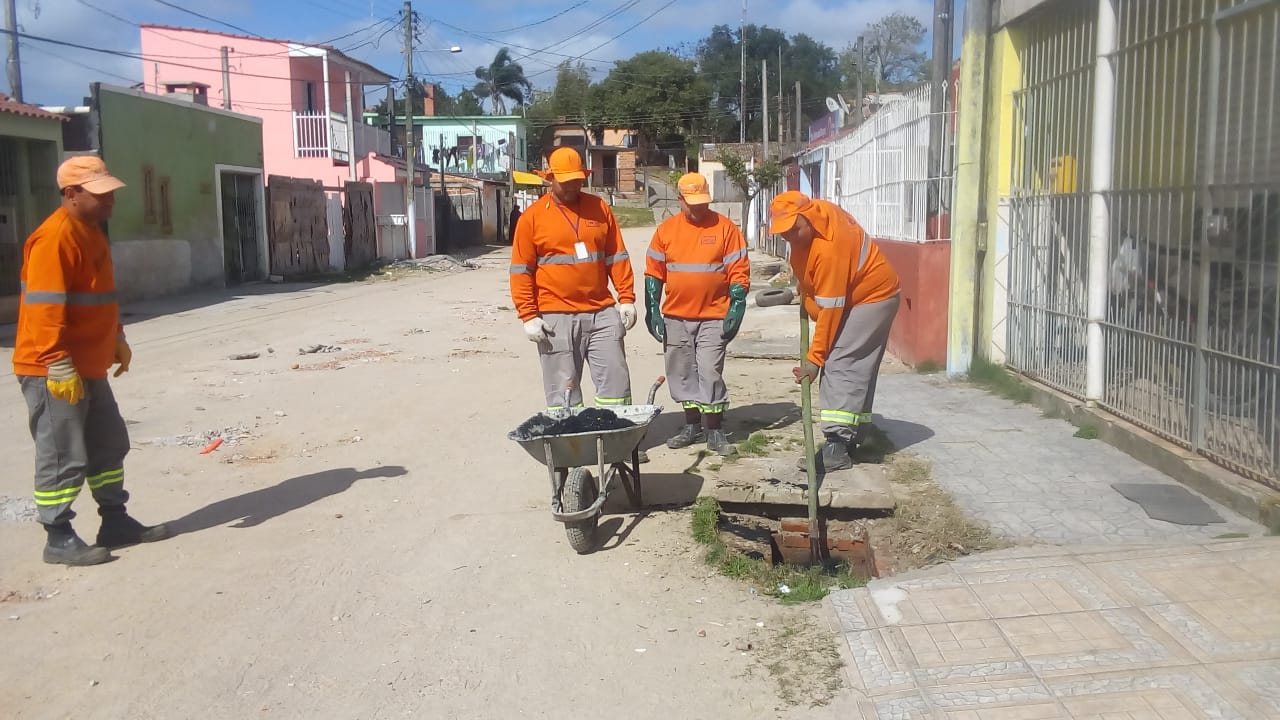 Equipes da Prefeitura realizam limpeza e recolhimento de entulhos, envaletamento de vias, drenagem e reformas