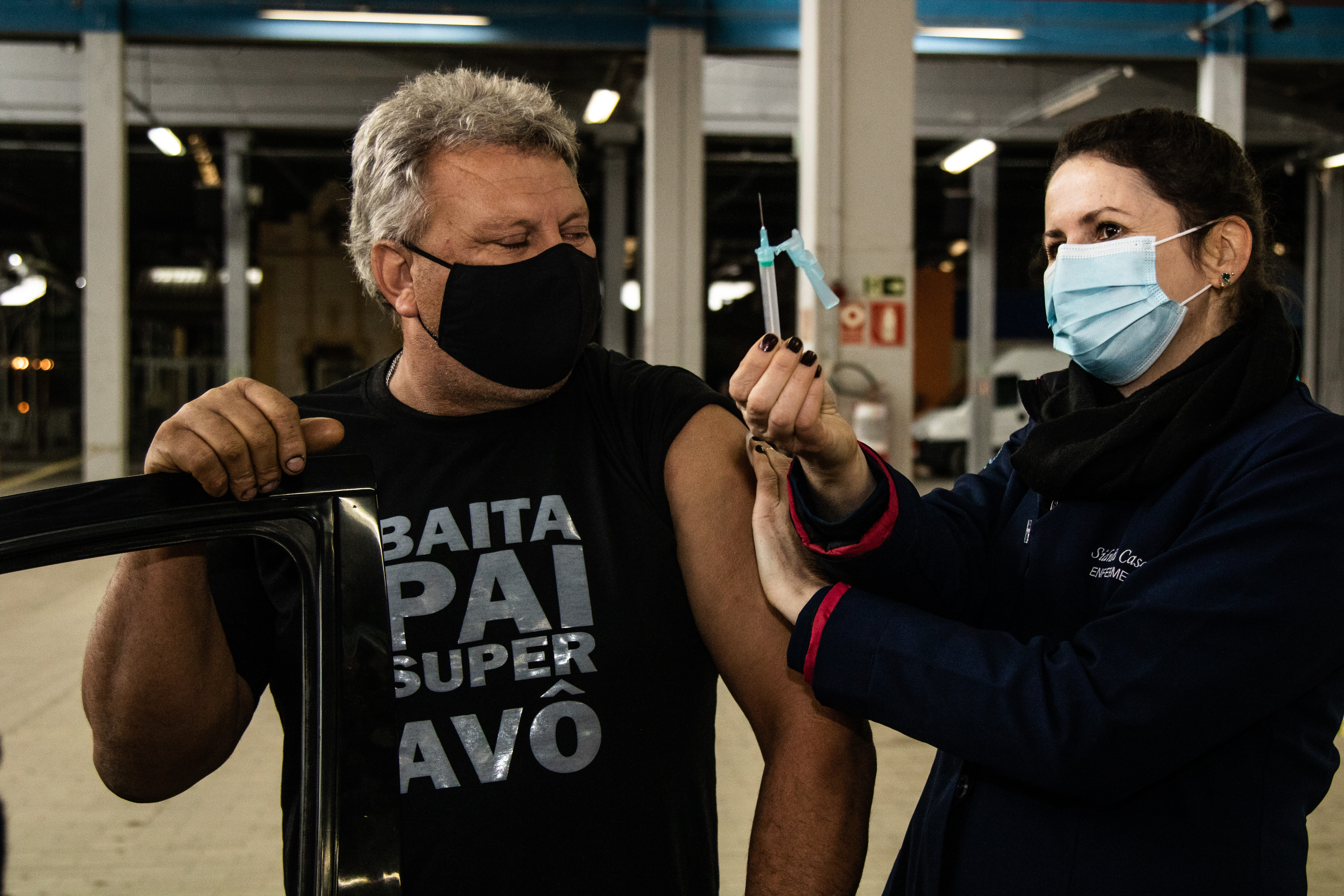 No total, 1.771 pessoas de 54 e 56 anos receberam a 1ª dose do imunizante nesta quinta-feira (17). As ações, por faixas etárias, ocorreram no drive-thru e nos bairros