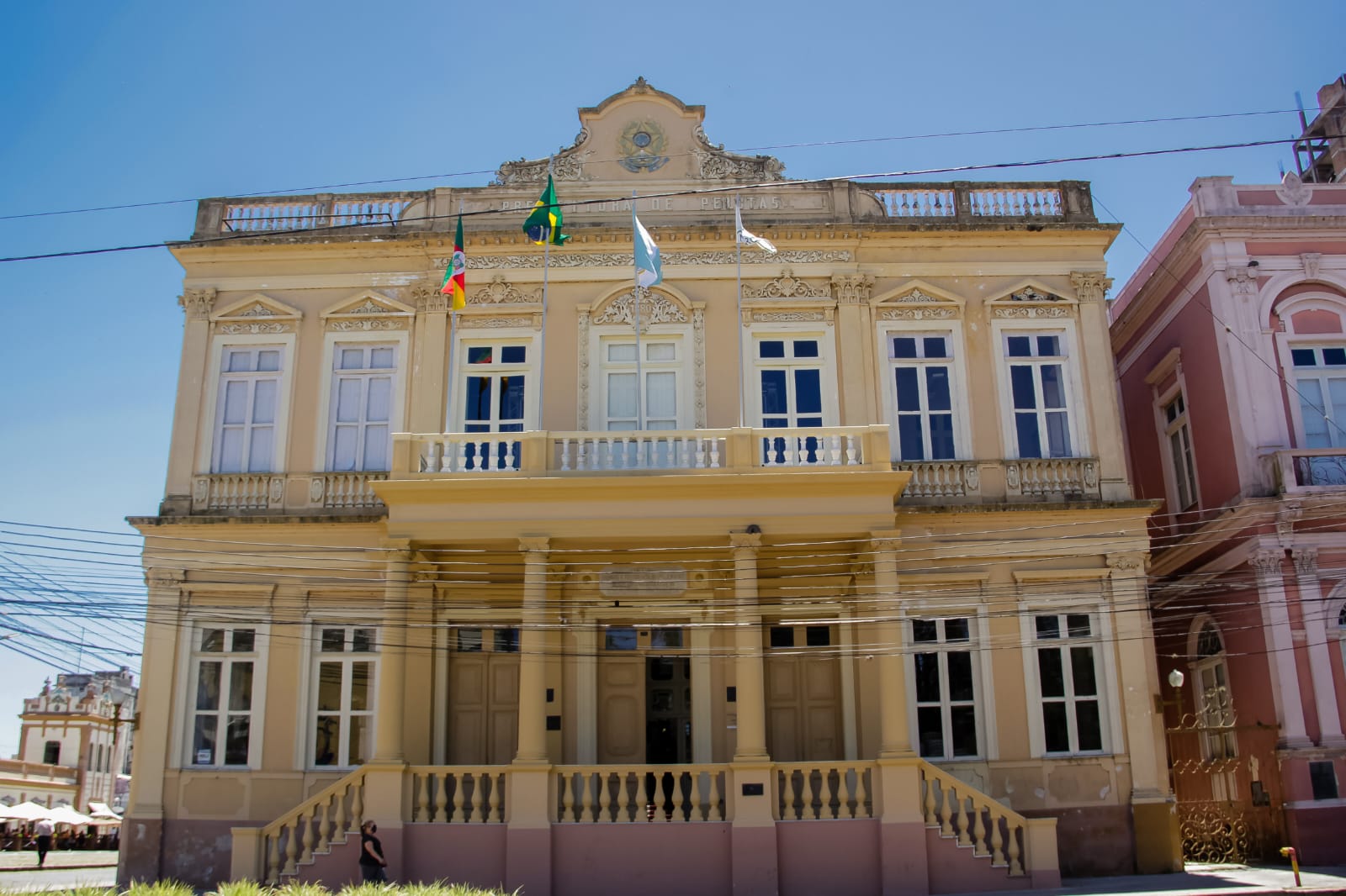 Prefeita Paula Mascarenhas assinou nesta quinta-feira (29) a lei que determina a forma que o Município irá fazer a recomposição dos salários dos servidores