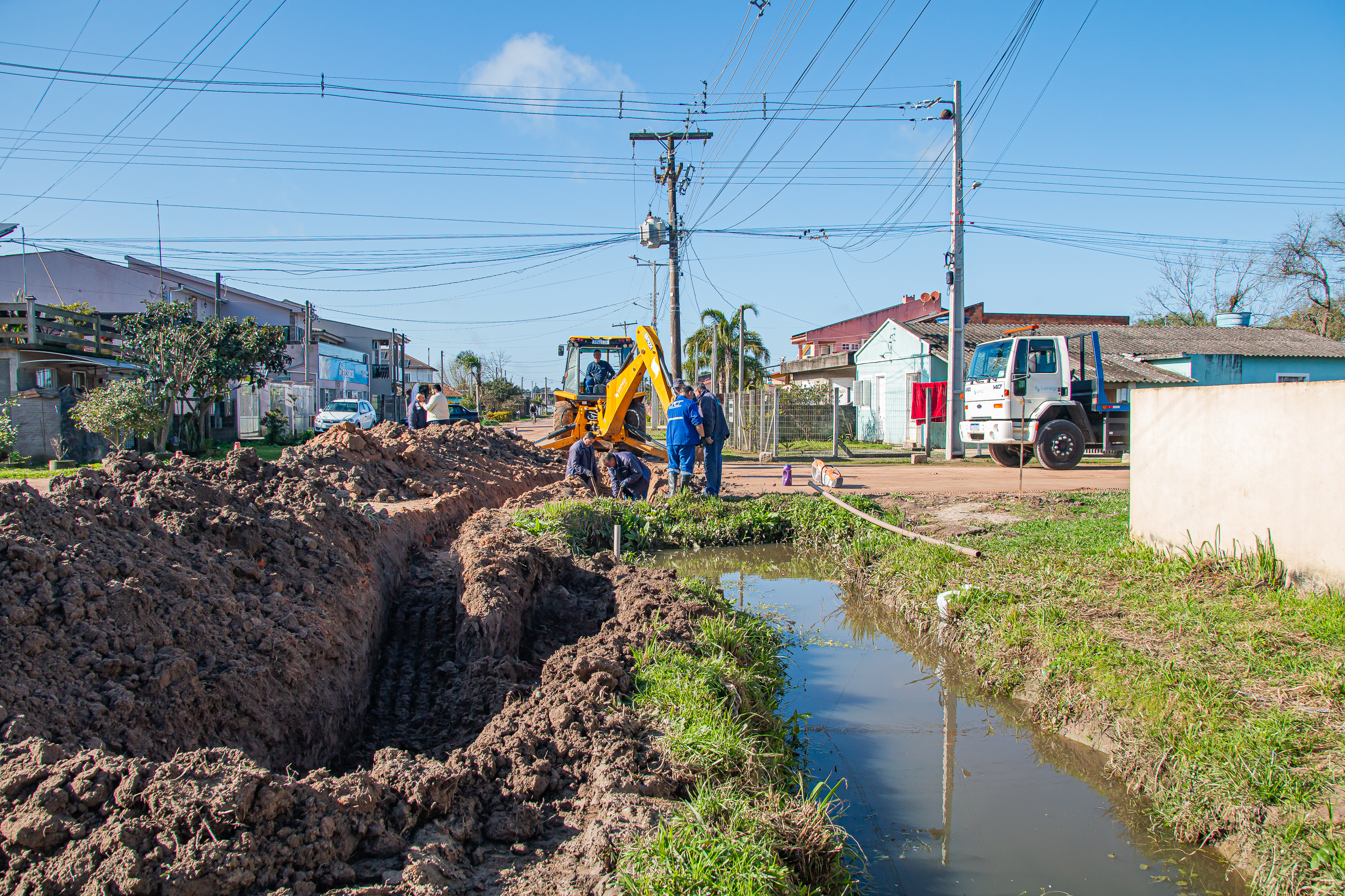 Sanga Funda e Sítio Floresta, na zona norte de Pelotas, recebem desde segunda-feira (28) equipes, maquinário e material em ações de desobstrução da rede pluvial e cloacal