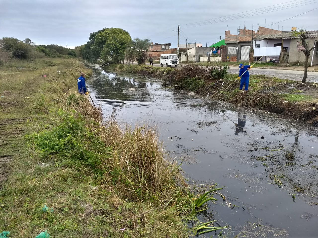 Durante a limpeza foram retirados dezenas de pneus e um colchão