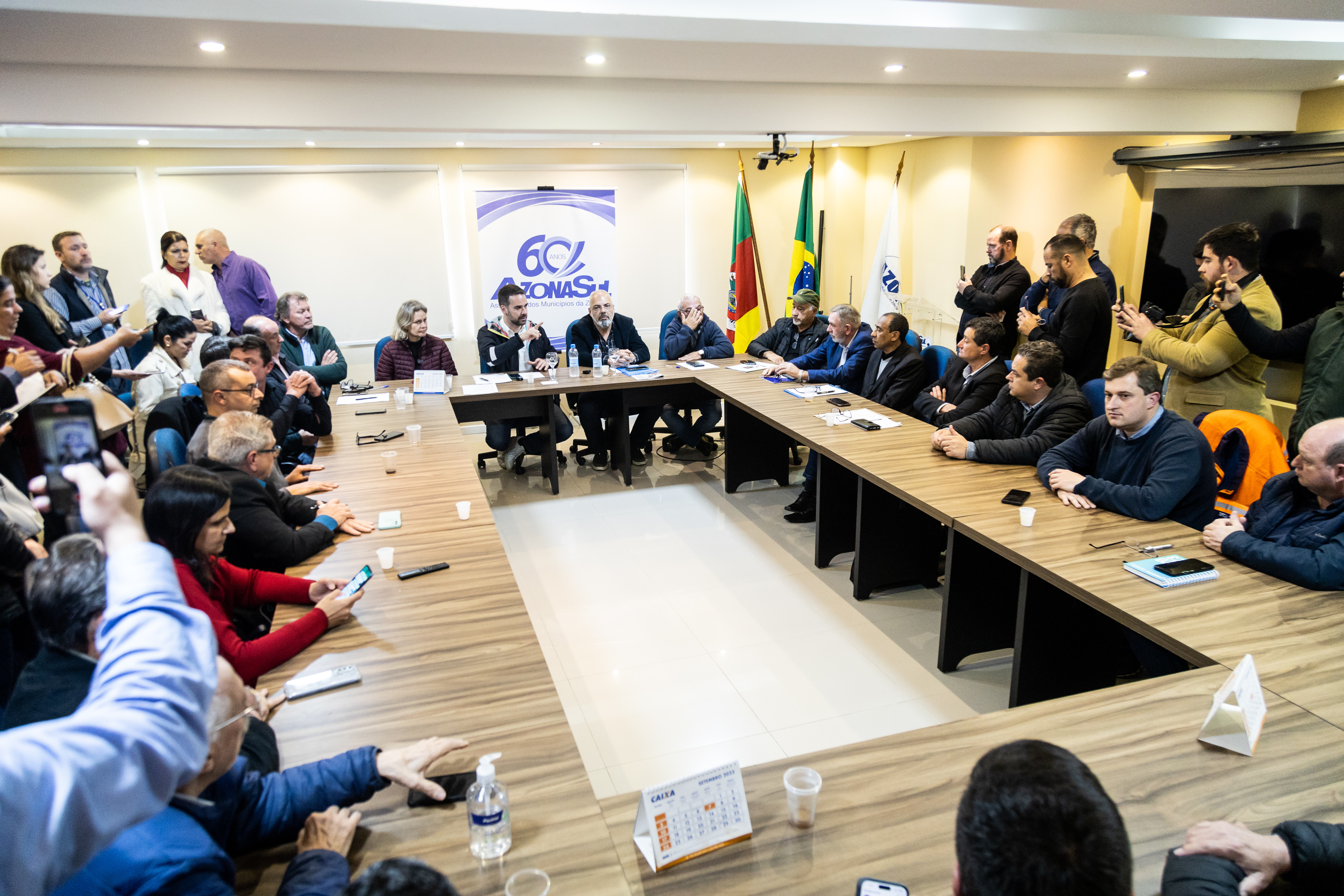 Em reunião na Azonasul, governo do Estado acolheu demandas emergenciais para recuperação dos estragos causados pelas chuvas e anunciou apoio com maquinários