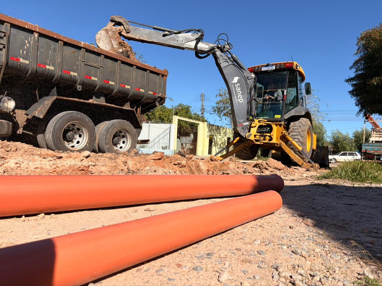 Departamento de Obras da autarquia realiza a instalação de tubulações para permitir a conexão de 70 imóveis