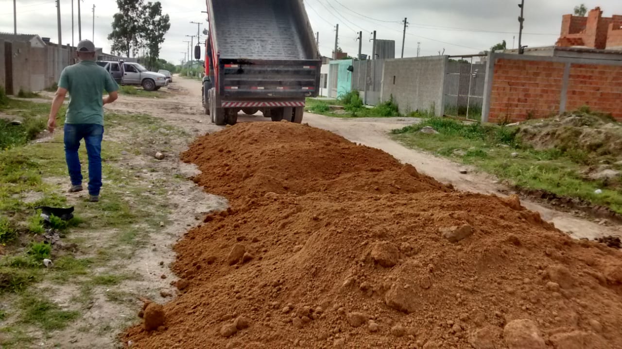 As ações, que incluem colocação de saibro em alguns trechos, também recuperam ruas das Três Vendas e do Balneário dos Prazeres