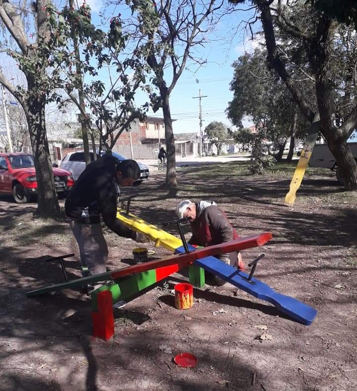 Além de limpeza, espaços recebem novos brinquedos e mobiliário para atrair comunidades