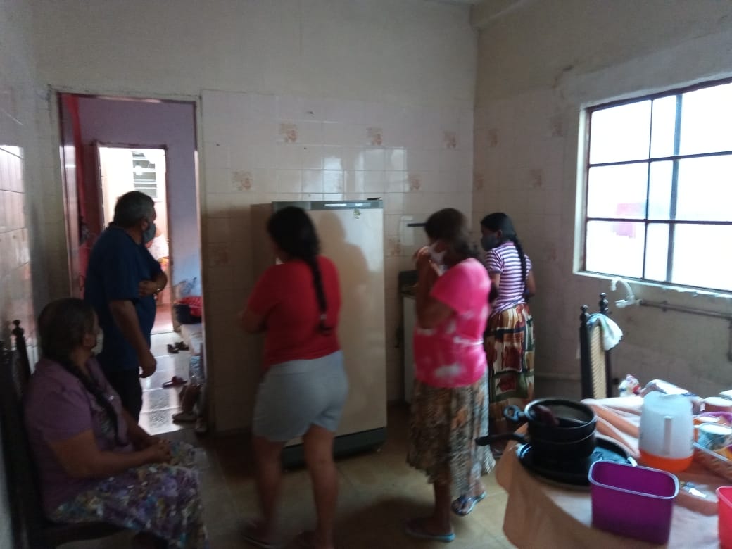 Ação da Prefeitura, Cáritas Arquidiocesanas e comunidade garante residência durante seis meses para os seis adultos e duas crianças do grupo. Ao longo da sexta-feira (23), receberam muitas doações da comunidade