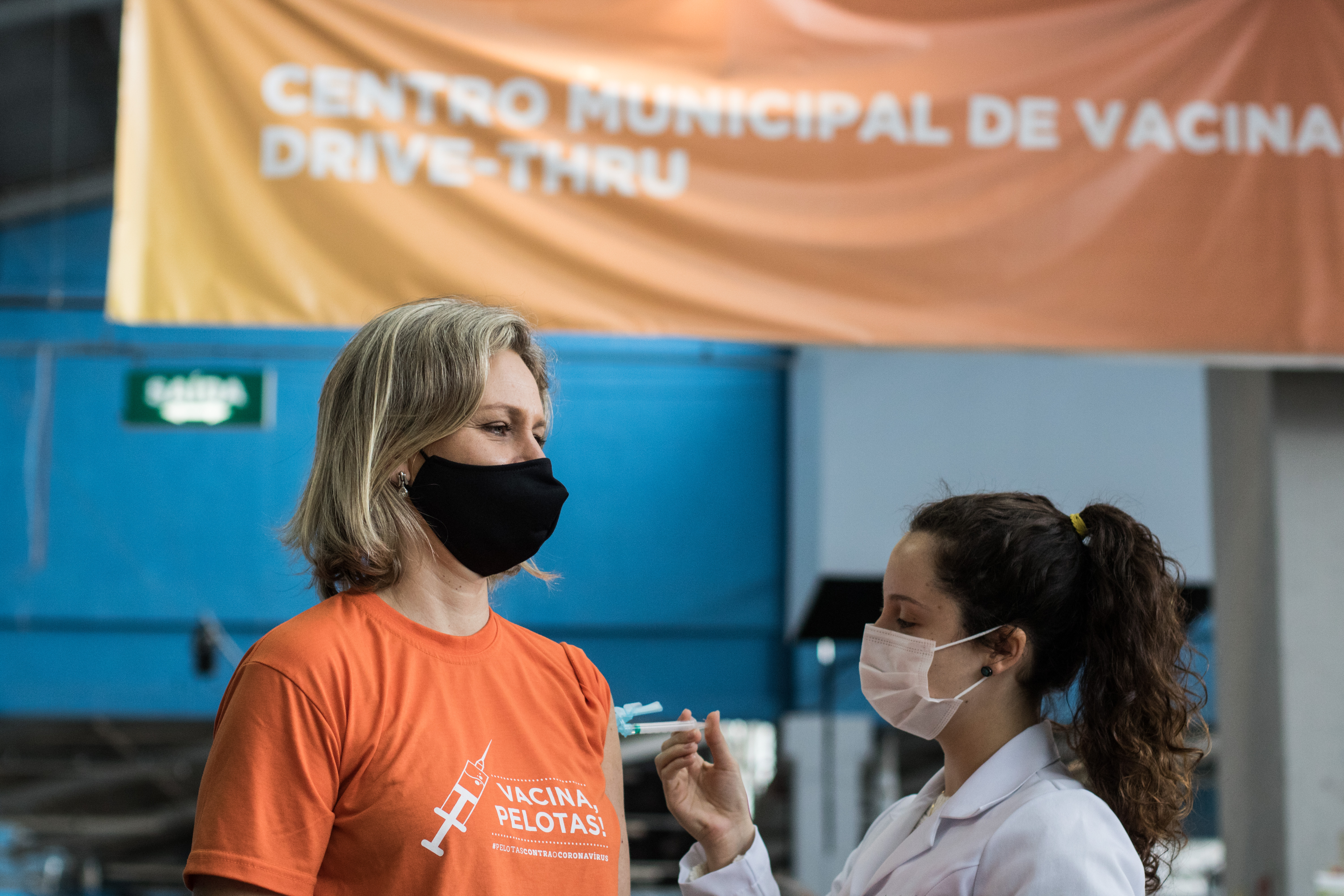 Prefeita Paula Mascarenhas, que tem 51 anos, também recebeu o complemento do imunizante, no drive-thru do Centro de Eventos