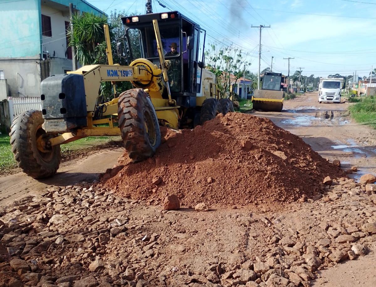 Equipes atuam nos serviços de colocação de material, patrolamento e recolhimento de entulhos. Além das localidades afetadas pelas enchentes, serviço estende-se ao Sítio Floresta, Fragata, Areal Fundos e Vila da Palha