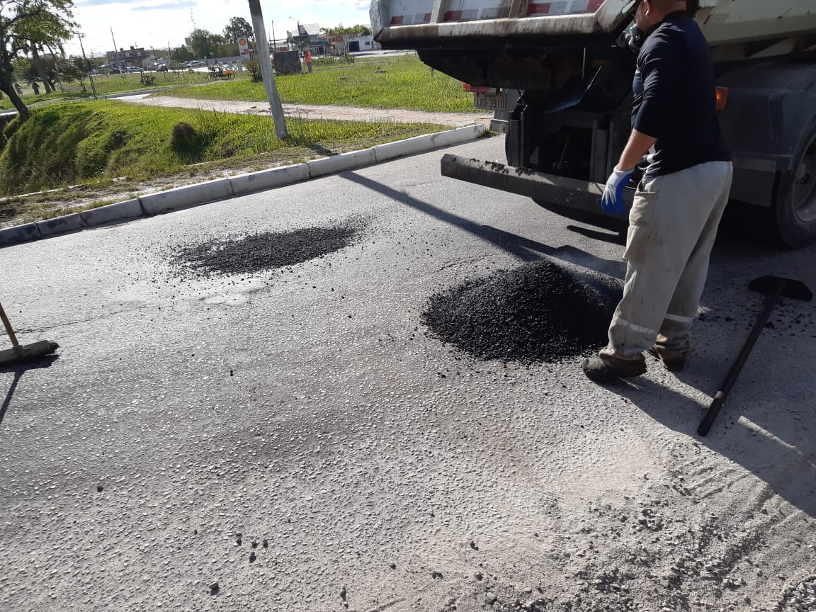 Equipe da Prefeitura utilizou seis toneladas de massa asfáltica nesta quinta-feira (23)