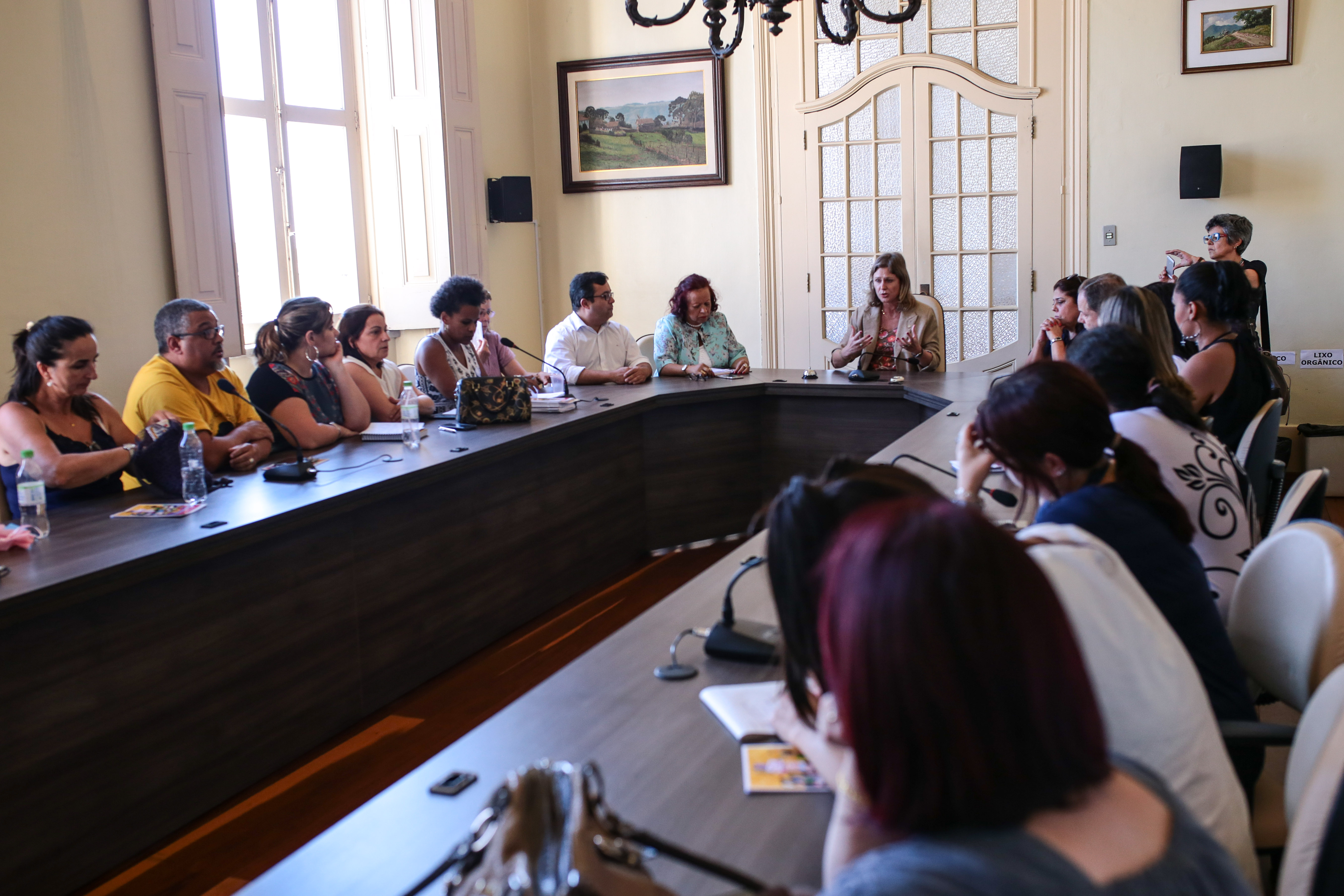 Reunião abordou a transferência temporária de idosas para centro de atendimento a vítimas em situação de risco