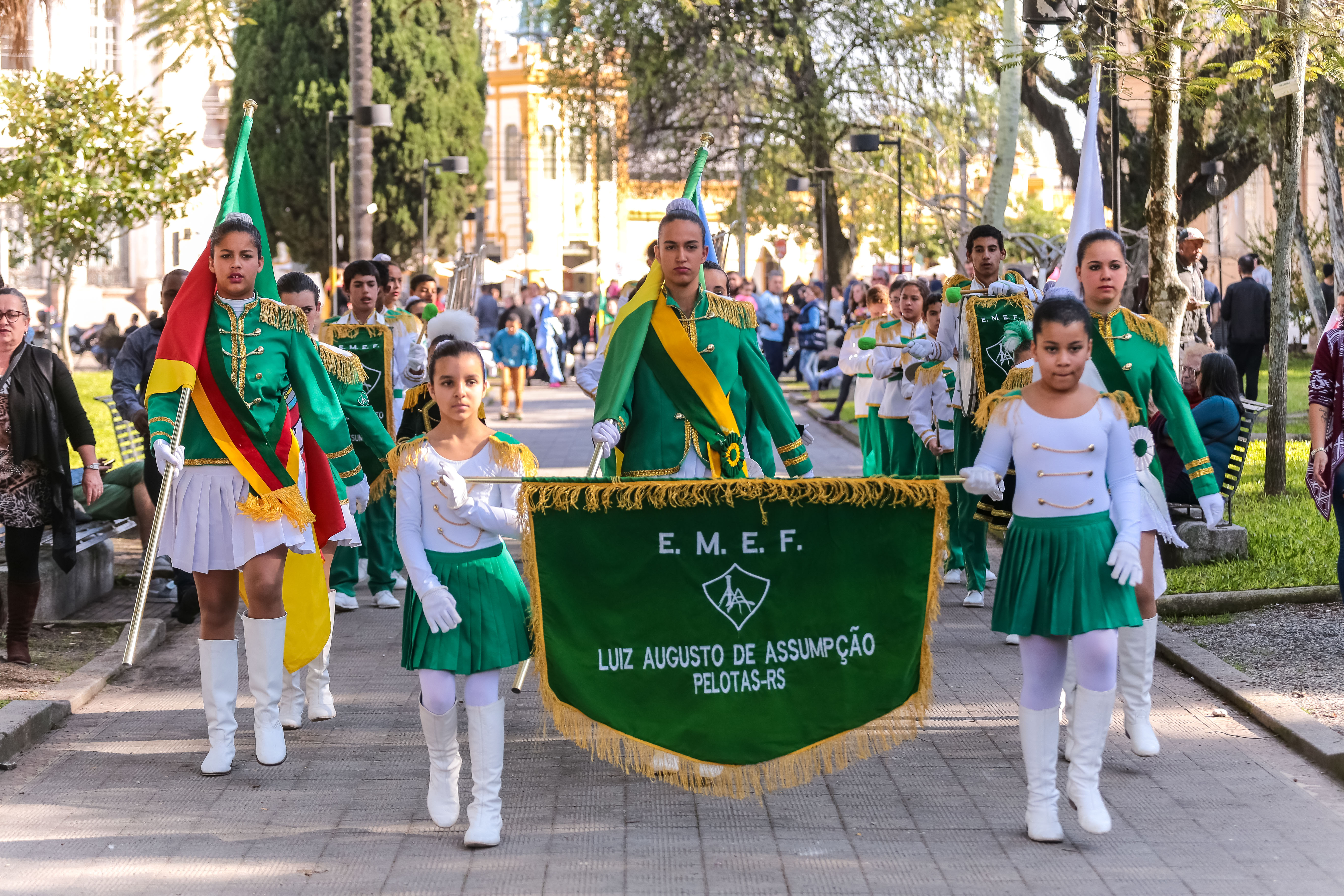 Bandas escolares de sete educandários municipais reuniram cerca de 300 alunos para tocar em comemoração ao aniversário de Pelotas