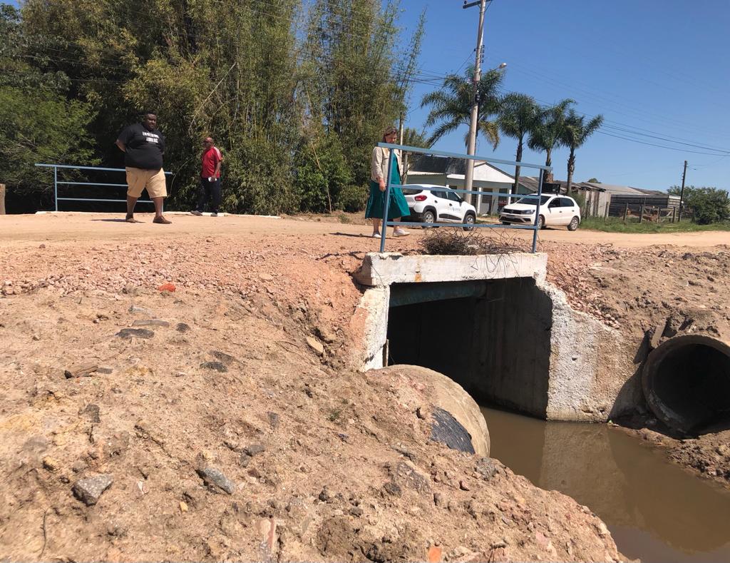 Ponte instalada no final da avenida resolve problema crônico de alagamento e qualifica trânsito de veículos e de pedestres na região