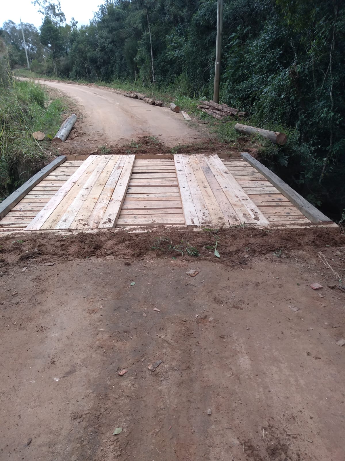 Foram recuperadas duas estruturas de madeira na área urbana e 13 na zona rural, além da substituição de uma de madeira por bueiro de concreto