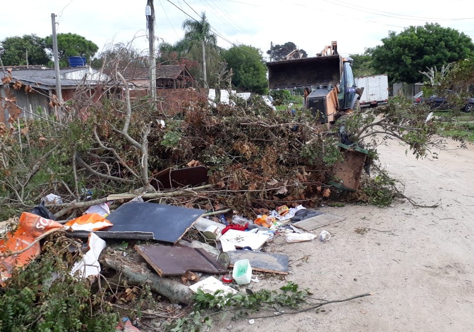Mais de 260 toneladas de entulhos foram recolhidos. Iniciativa concentrou-se no Balneário dos Prazeres
