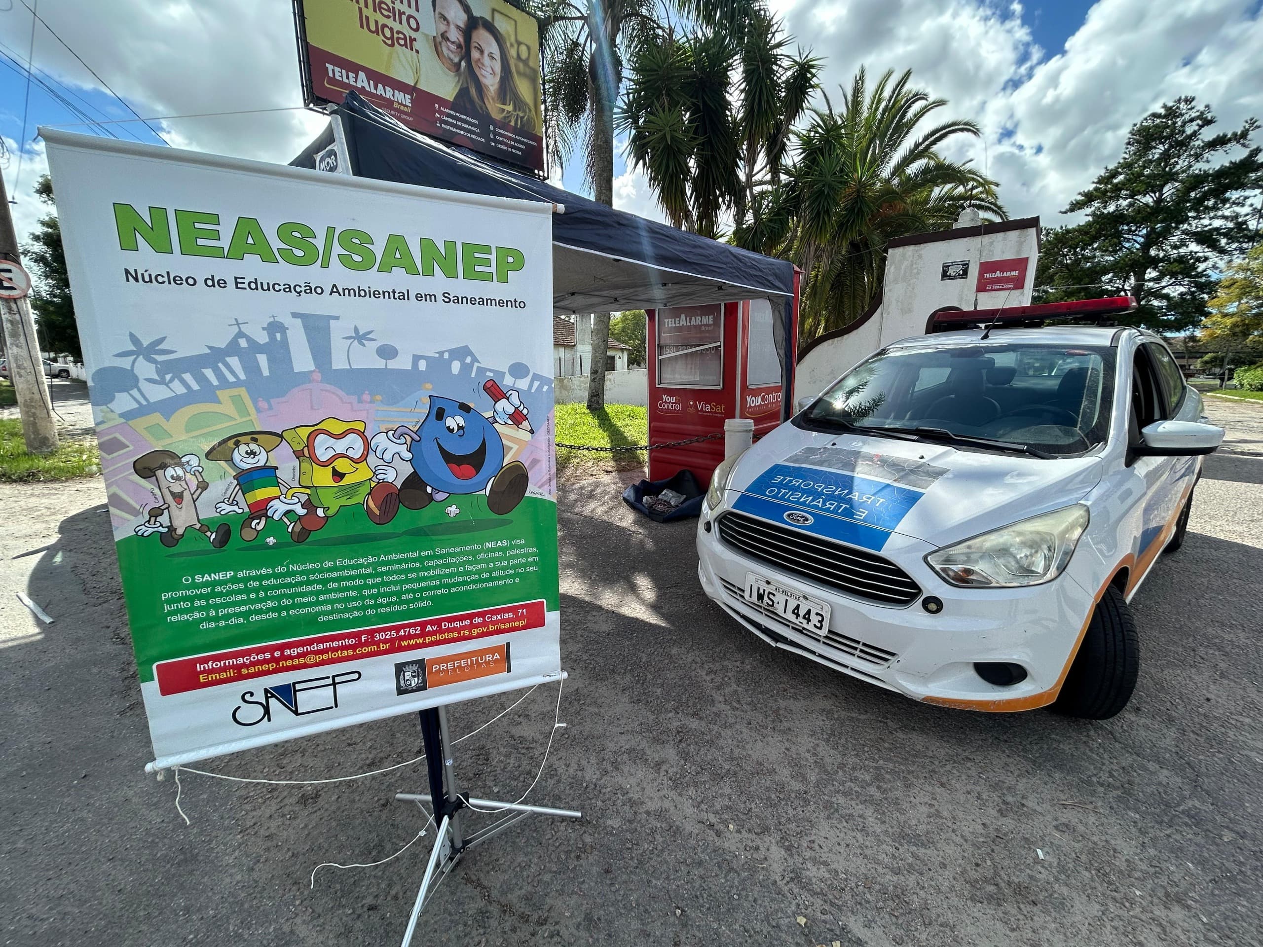 A atividade, em parceria com a Secretaria Municipal de Transporte e Trânsito, leva orientações ao público sobre a importância da reciclagem e do descarte correto de materiais