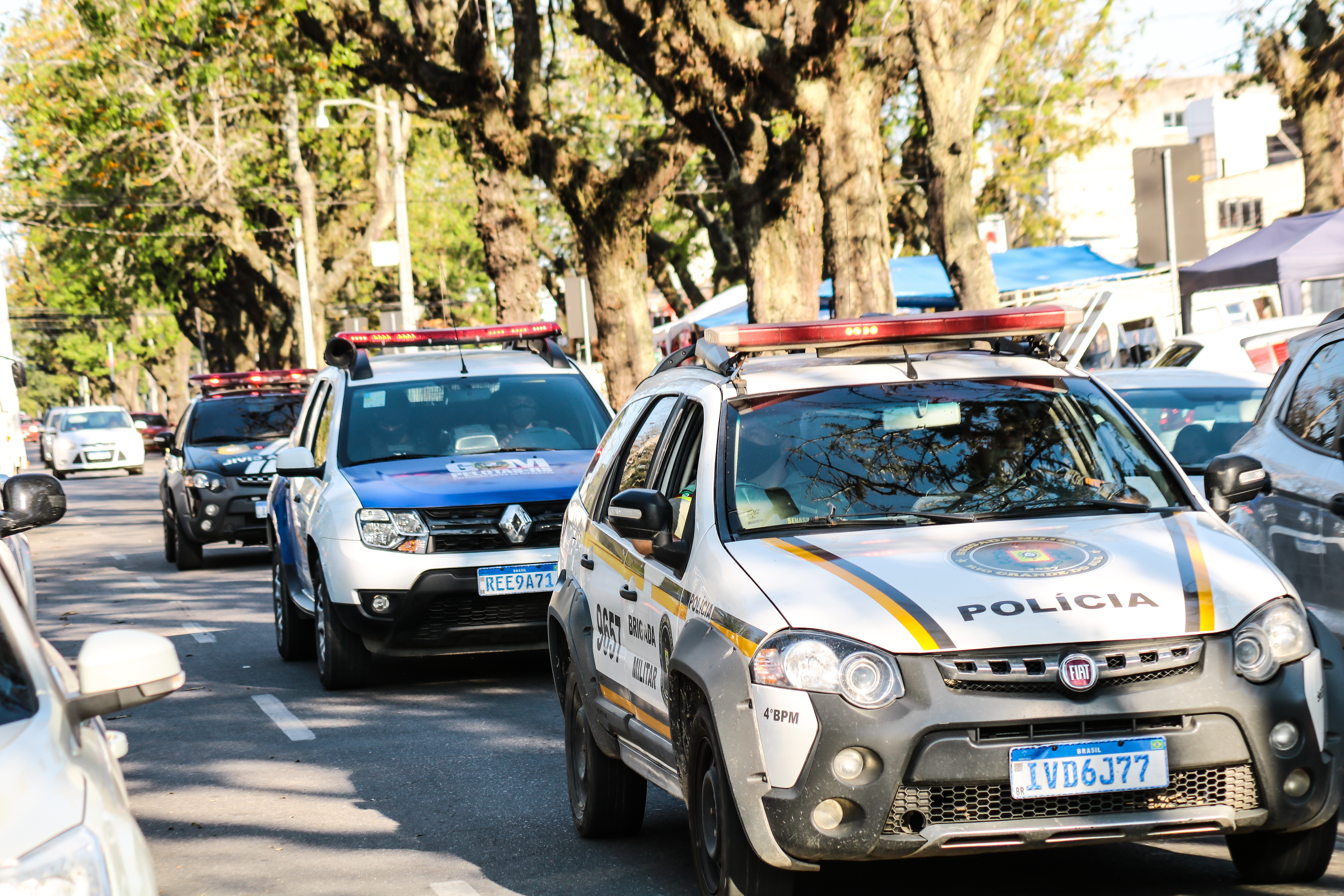 Com o aumento da movimentação noturna na cidade, forças de segurança formaram três comboios para atuar no final de semana