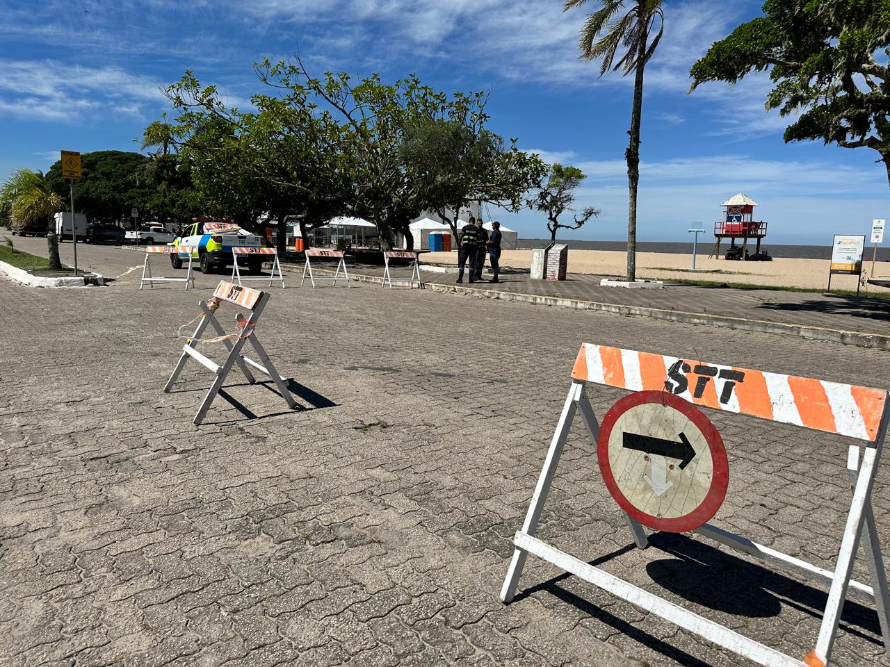 Avenida Antônio Augusto Assunção está com bloqueios parciais desde o início da semana para preparação da orla para a festa da virada