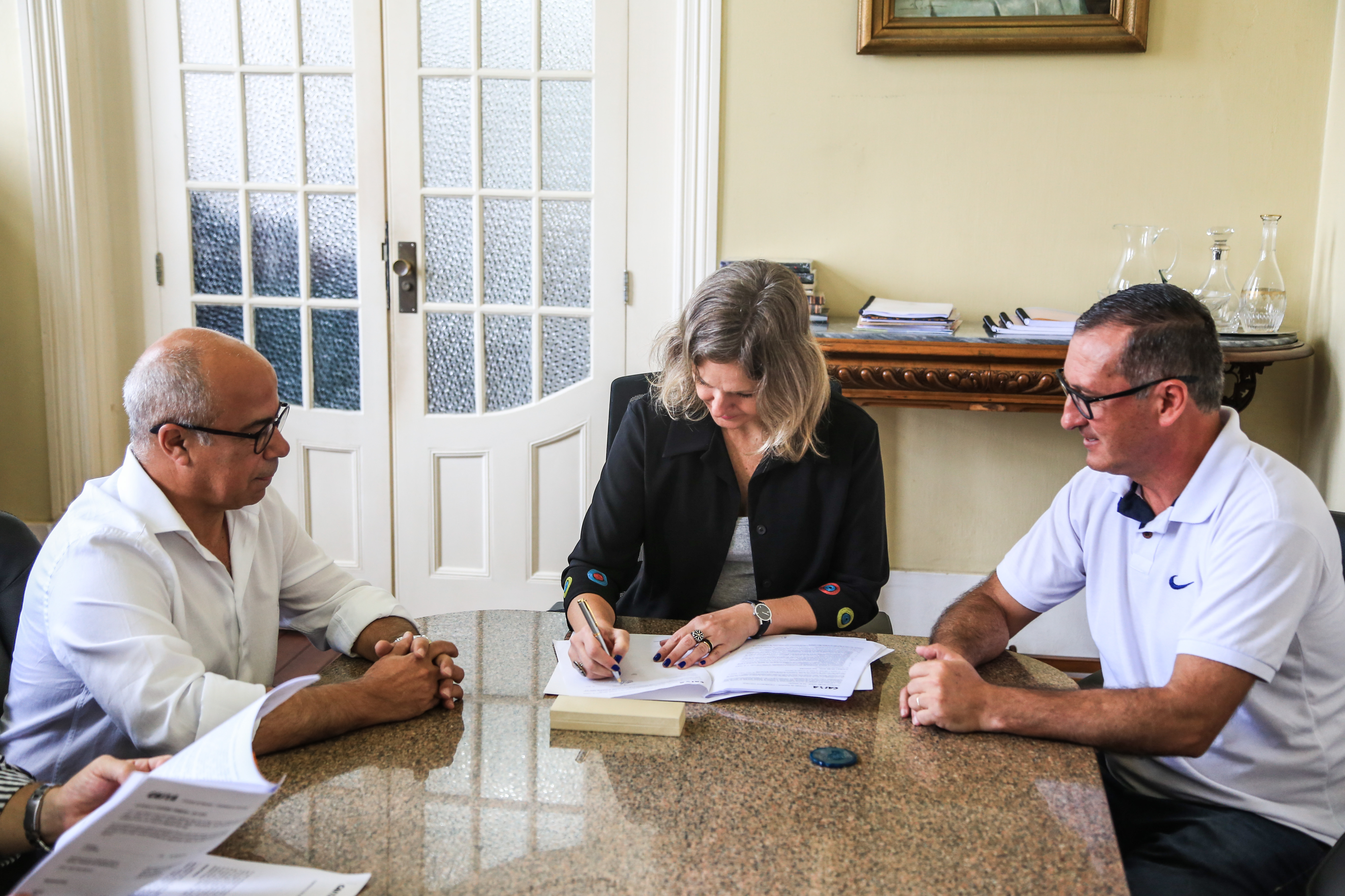 Prefeita assinou contrato para continuidade da pavimentação da avenida