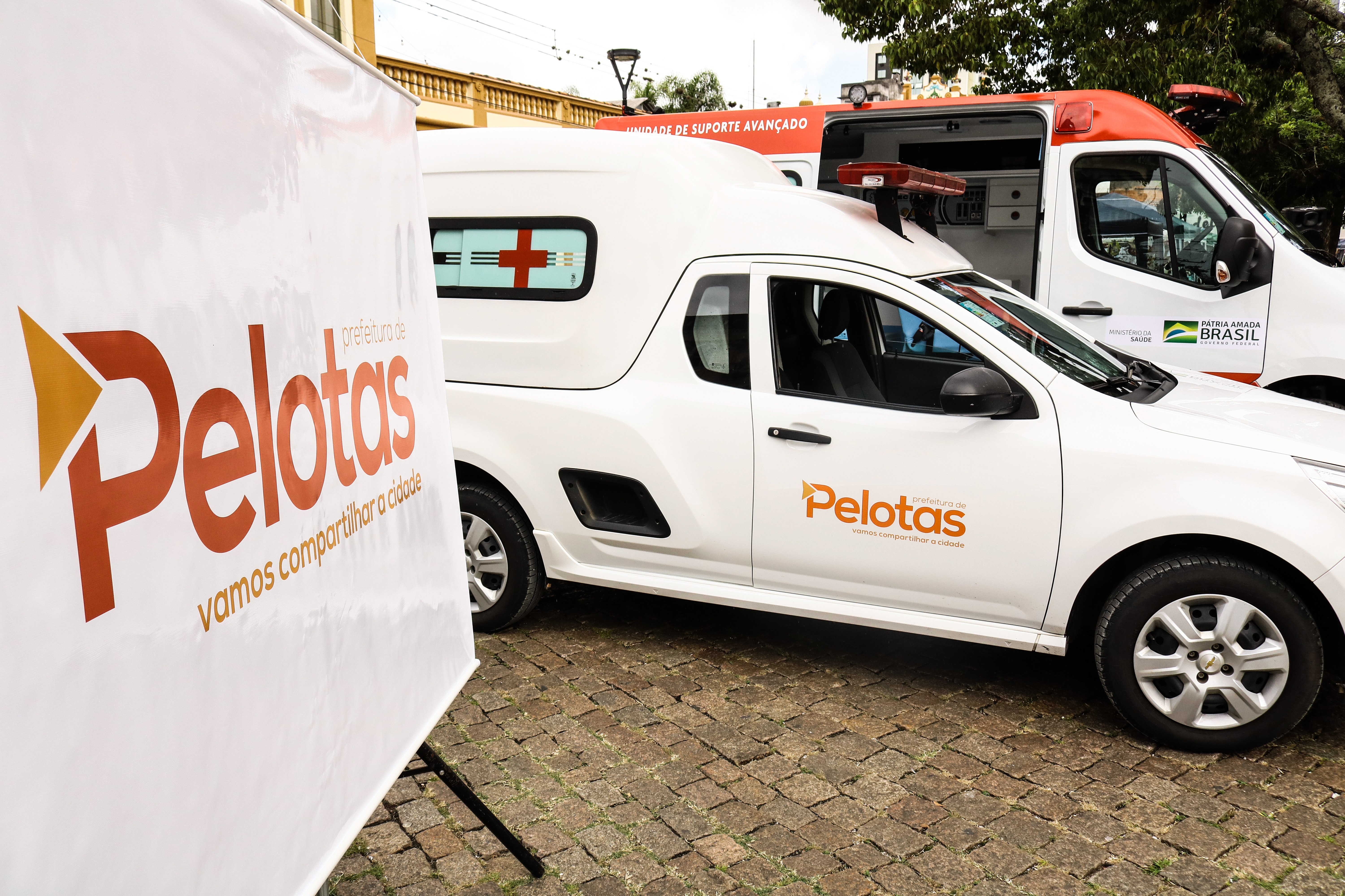Duas ambulâncias são destinadas ao transporte básico de pacientes no município e região. Uma será usada no socorro à população