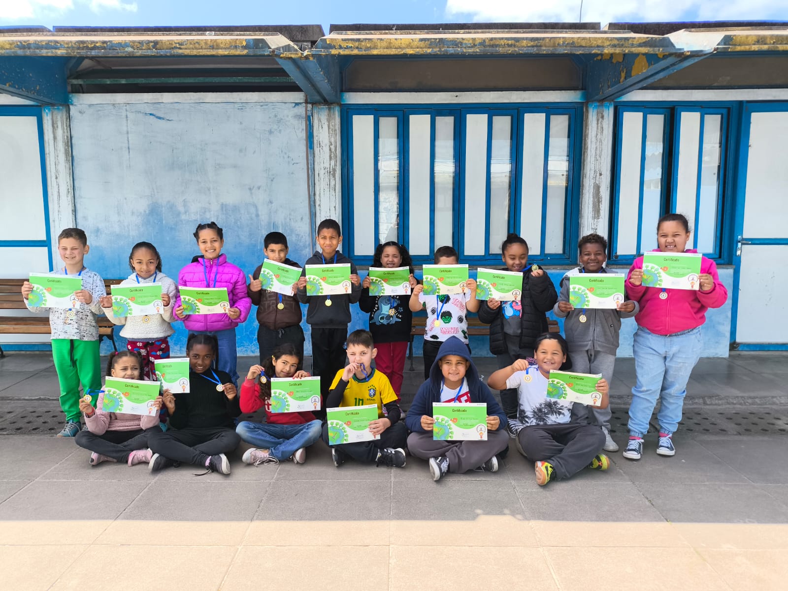 Atividade de incentivo à educação ambiental consistiu no plantio de árvores nativas com alunos da EMEF Francisco Caruccio