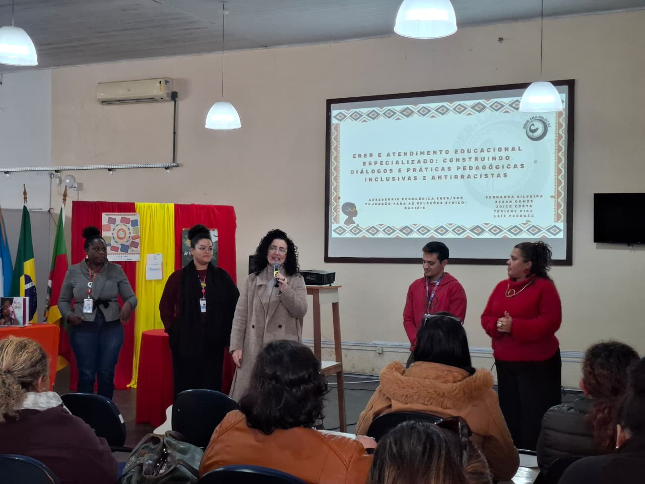 O evento tem como objetivo promover formações e debates sobre temas importantes para os docentes em exercício