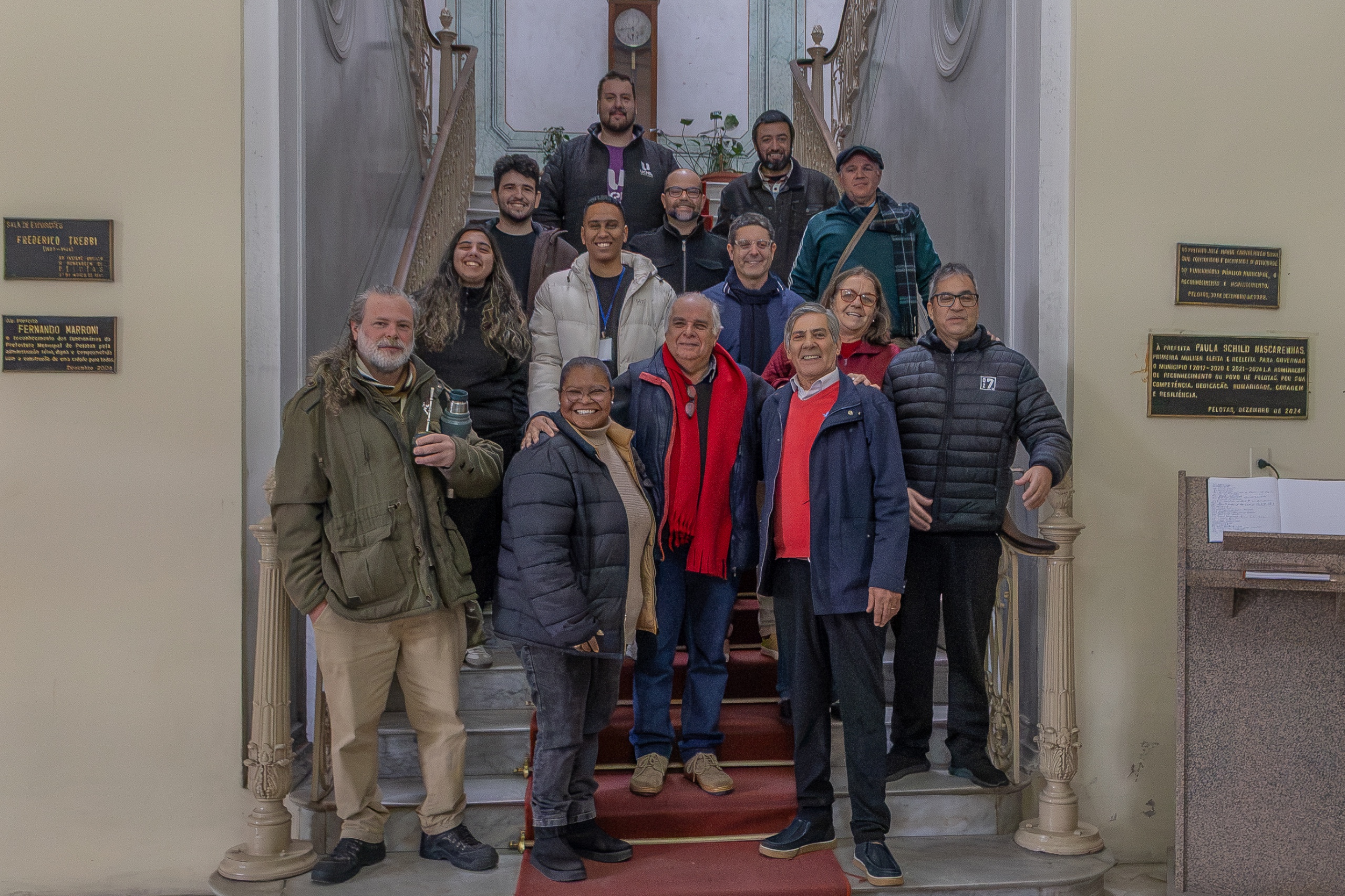Coletiva com 18 profissionais da área está disponível à visitação até o dia 13 no hall da Prefeitura. Evento contou com lançamento do site do Theatro Sete de Abril bem como da retomada da conta do espaço no Instagram