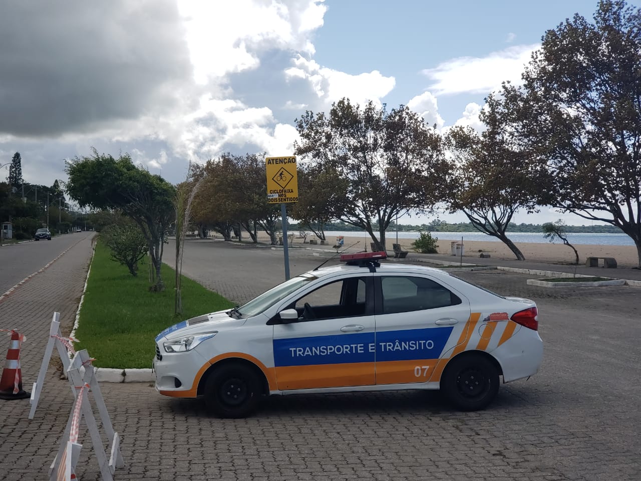 População coopera e agentes da STT atuam no Laranjal durante o feriadão. Interdição segue até a manhã desta segunda (13)