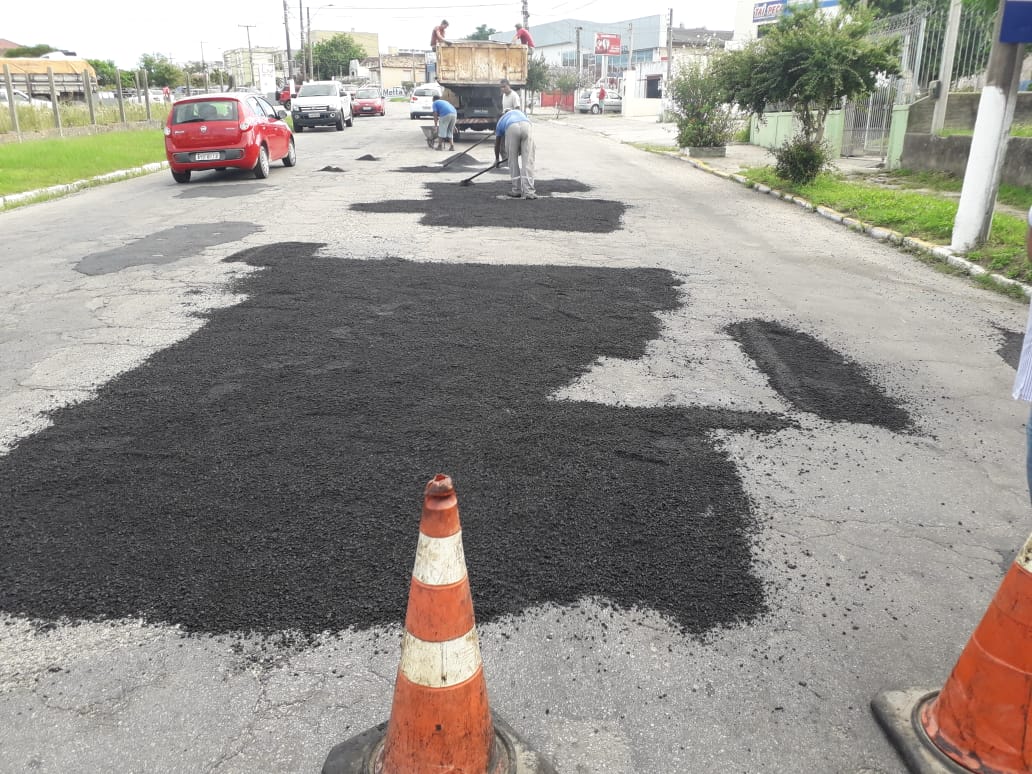 Usina de asfalto da Prefeitura produz material para a operação tapa-buracos