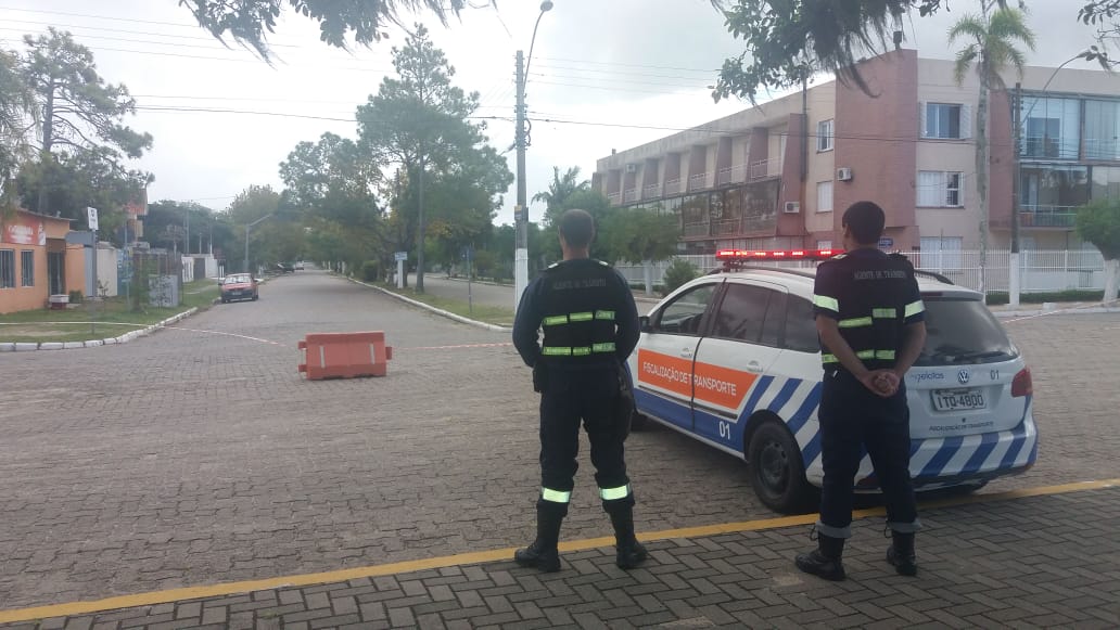 Fim de semana e feriado: fechamento da via junto à orla do Laranjal, e proibição do estacionamento na praça da avenida Dom Joaquim