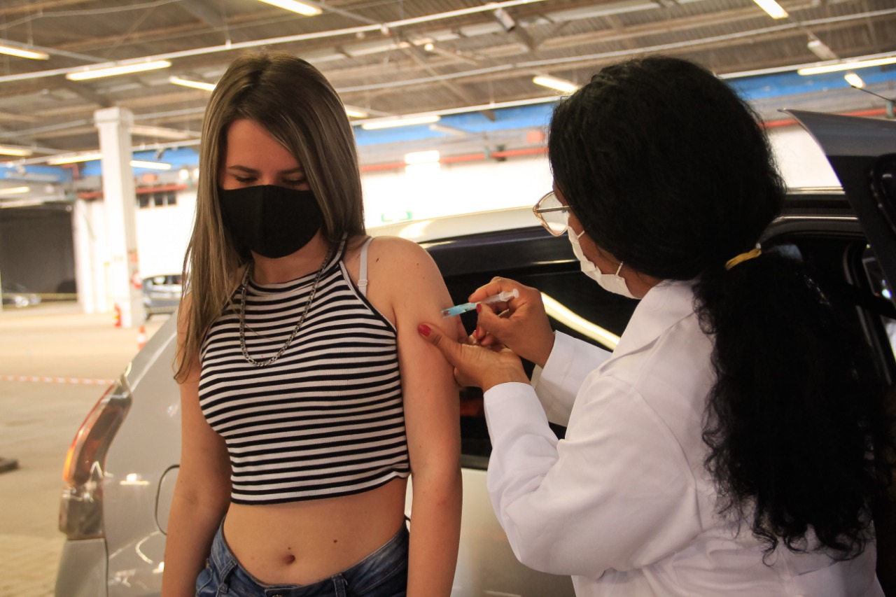 Ação foi destinada a jovens de 15 anos ou mais. A imunização desse grupo continua na segunda-feira (4), nos quatro pontos nos bairros