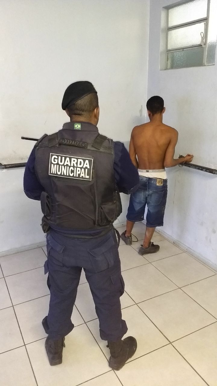 Suspeito havia invadido e furtado a Emei Albina Peres, no bairro Areal