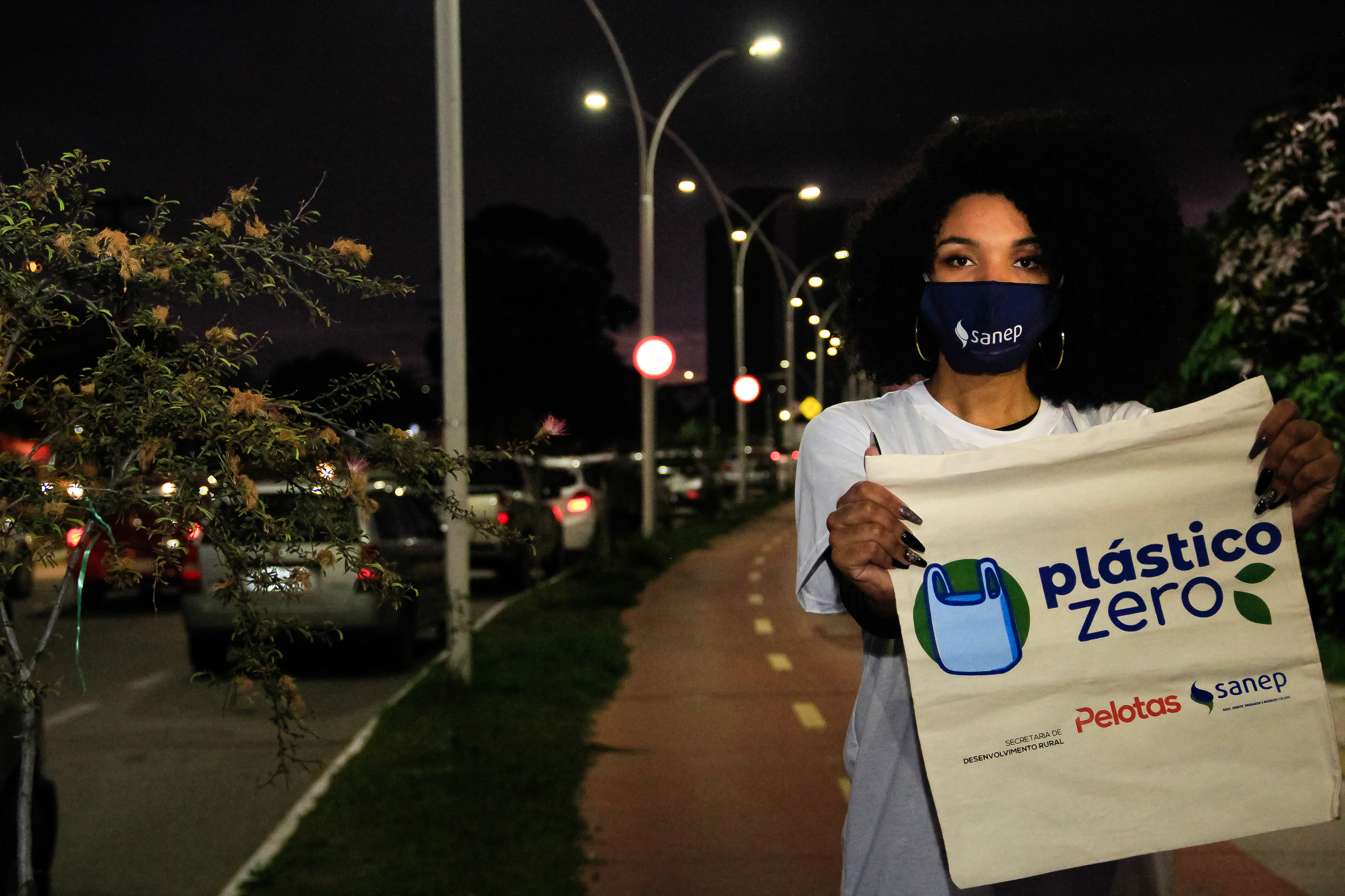 Iniciativa busca desestimular o uso de sacolas plásticas por meio de campanhas educativas e distribuição de ecobags reutilizáveis