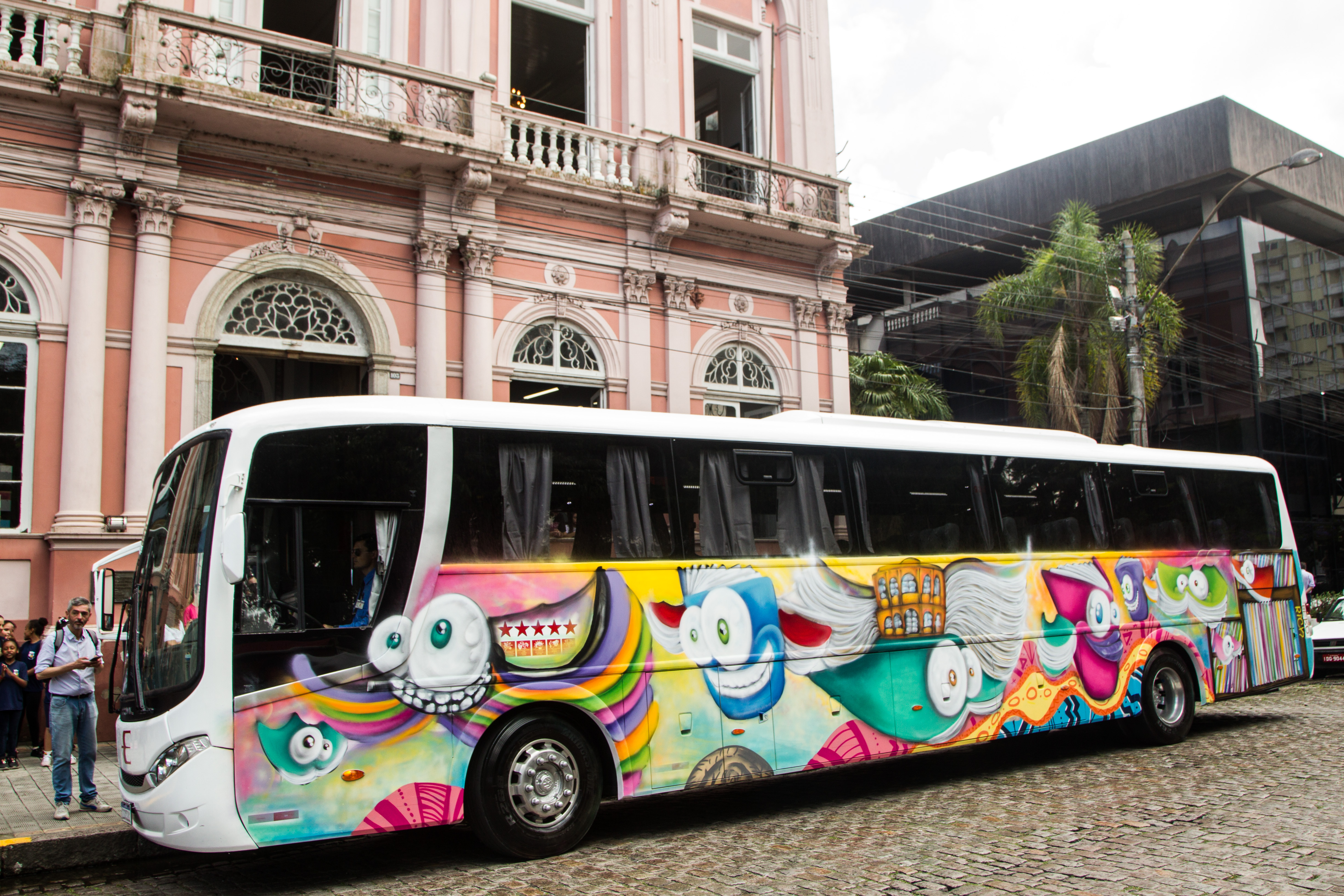 Instituição passa a contar com um ônibus adaptado, que levará literatura e arte às escolas de Pelotas