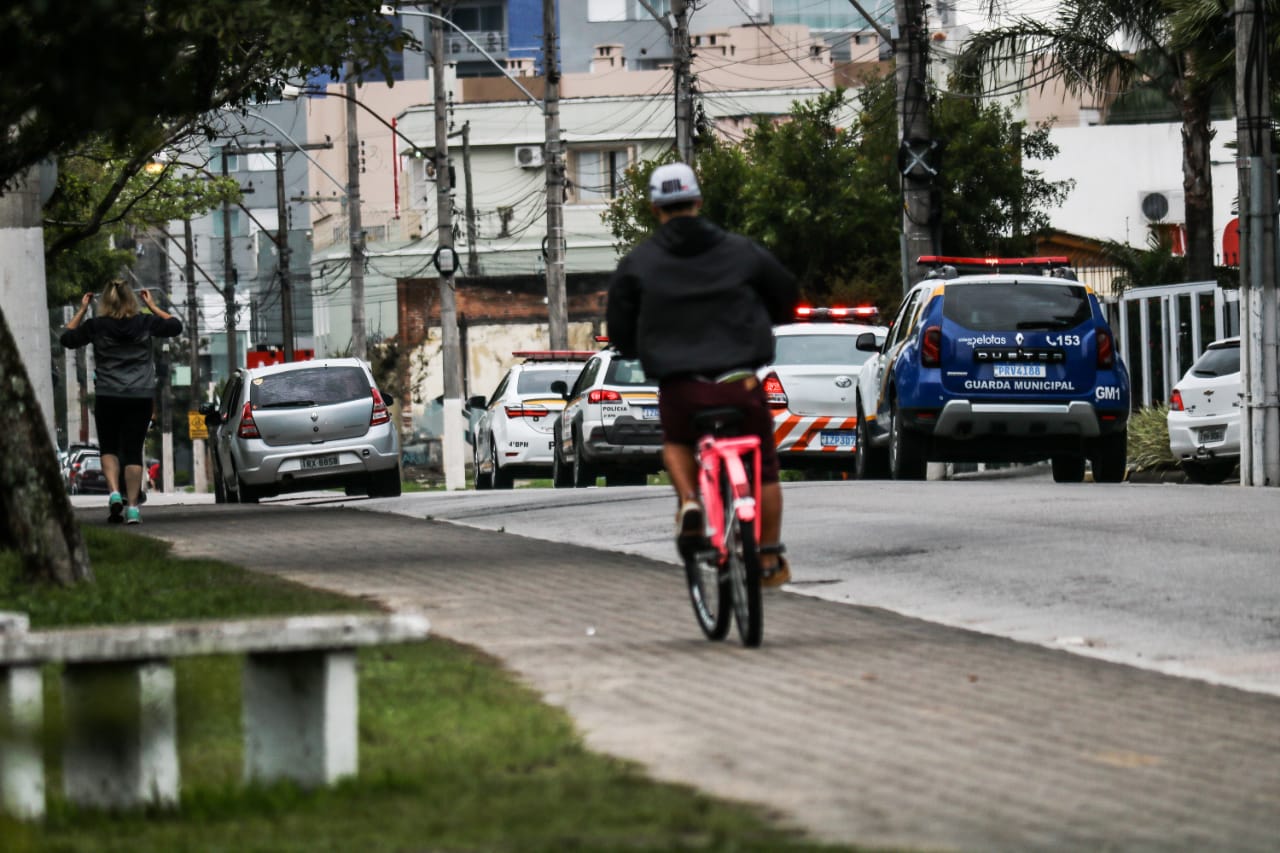 Efetivos das forças de segurança atuam para combater aglomerações e festas clandestinas na cidade, práticas proibidas pelos decretos municipais de enfrentamento à pandemia