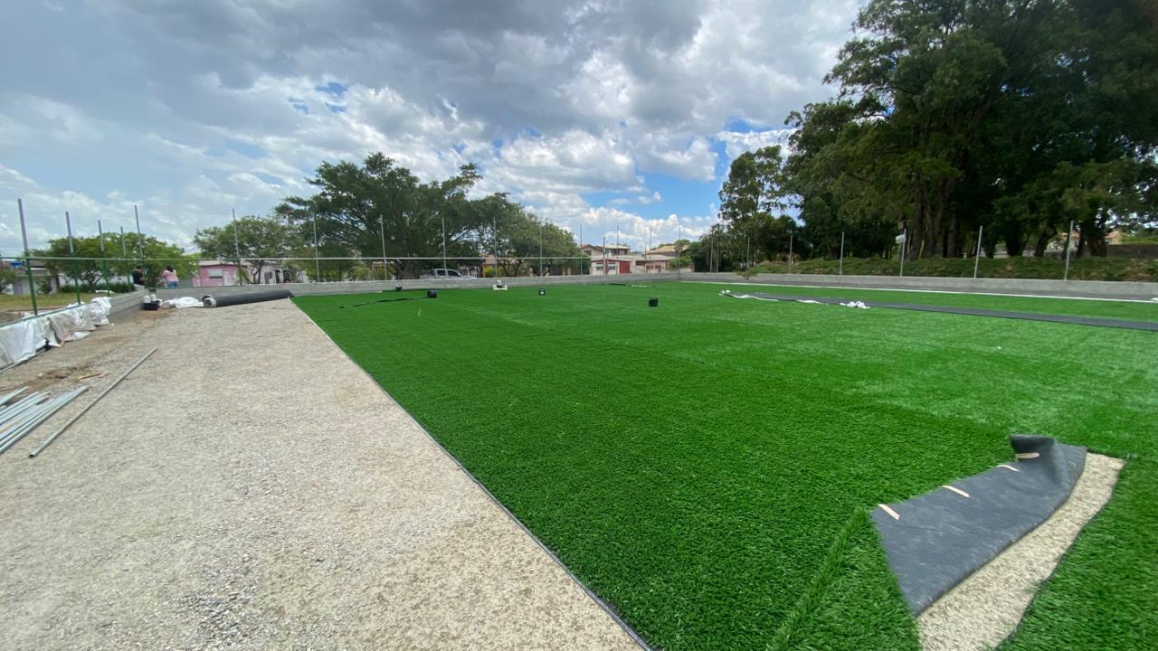 Grama sintética e alambrado para fechar a quadra de futebol society já foi concluída. Previsão de entrega é para o início de fevereiro
