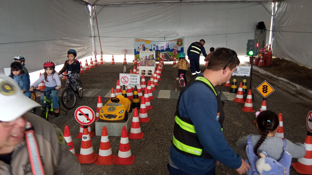 Prefeitura trabalha a educação para o trânsito com público infantil que visita o parque de exposições da Associação Rural