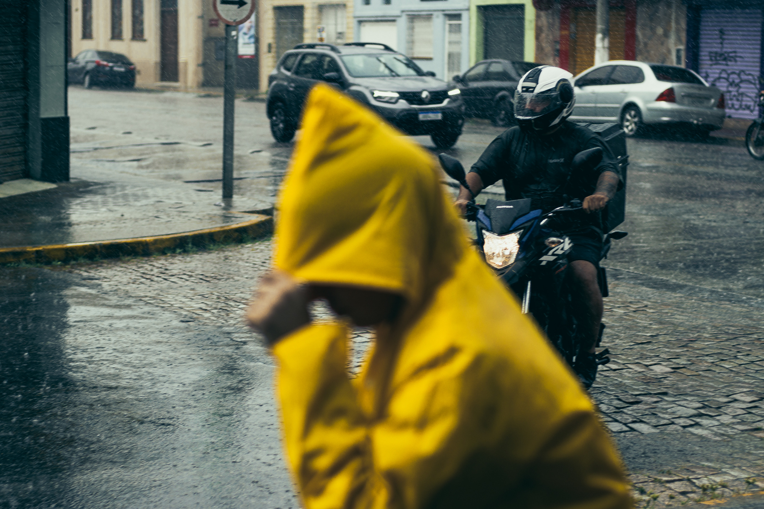 Prefeitura distribui lonas, faz levantamento para posterior entrega de telhas e demarca locais de risco. Chuva do fim da manhã foi de mais de 40 milímetros em meia hora. Rajadas de vento podem ter chegado a 100 quilômetros por hora em Pelotas