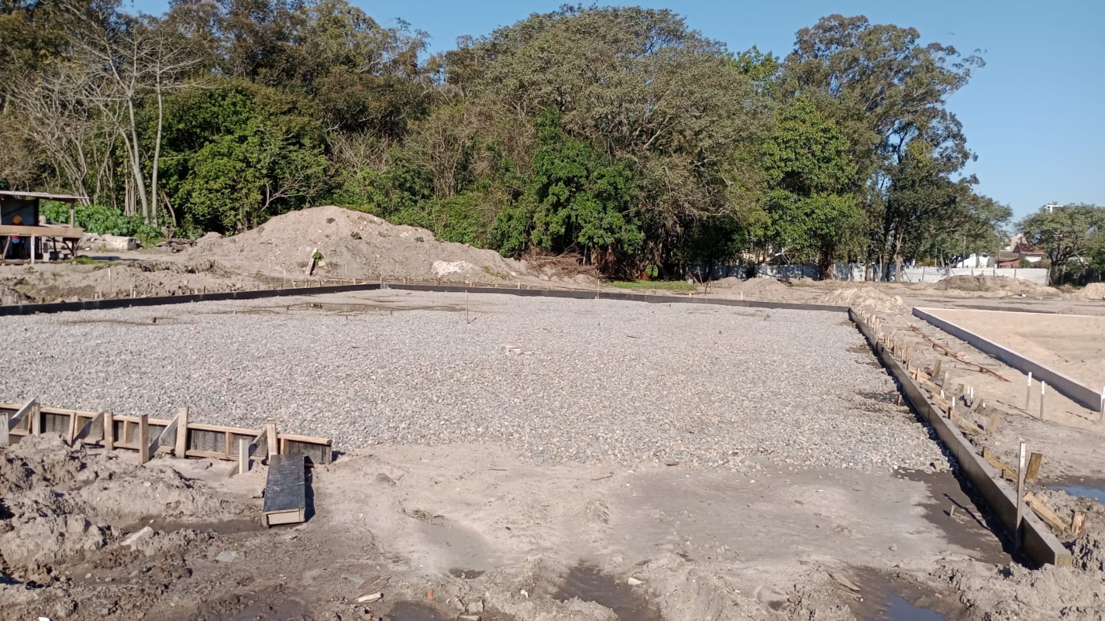 Equipes trabalham na limpeza da área, no reboco e pilares dos muros, na colocação de areia nas quadras esportivas, na execução de gradis metálicos e ferragens das fundações. Em breve, quadra será concretada