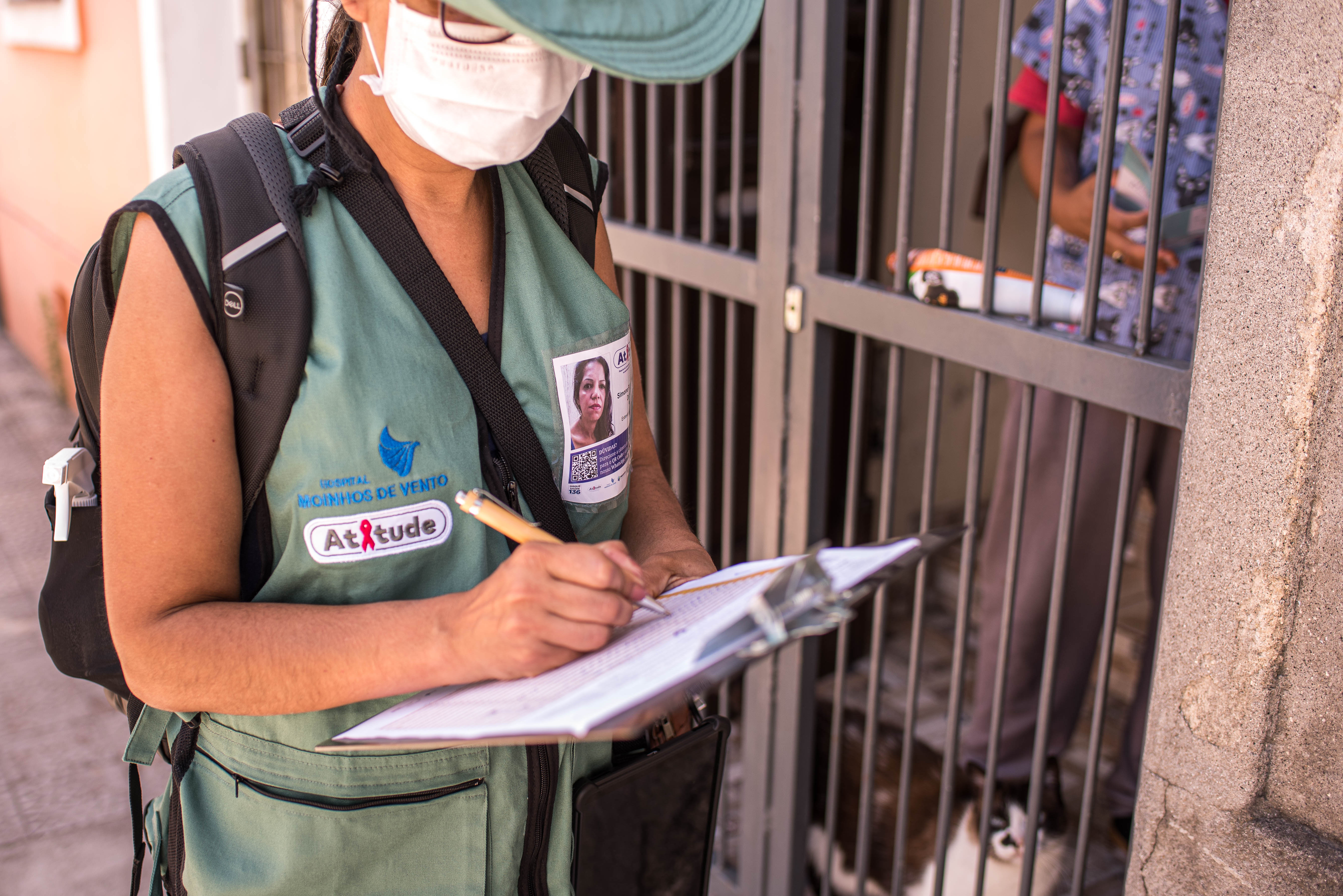 Equipes que realizam o estudo, devidamente identificadas, coletam informações que serão usadas para a elaboração de políticas públicas no controle da epidemia de HIV/AIDS, sífilis e hepatites virais