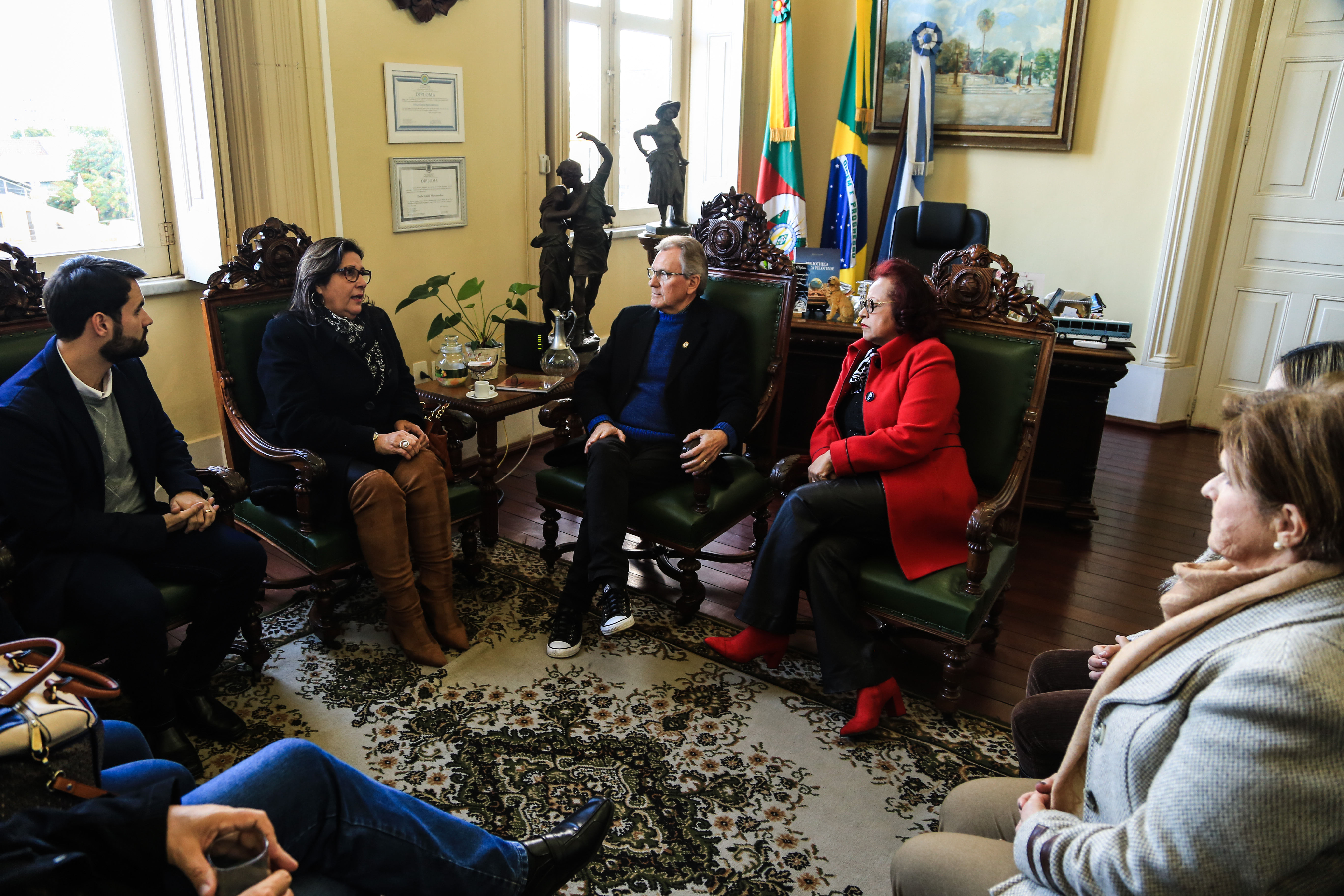 A presidente da AGPM, Marcia Rocha, foi recebida no Paço Municipal pelo prefeito em exercício, Idemar Barz