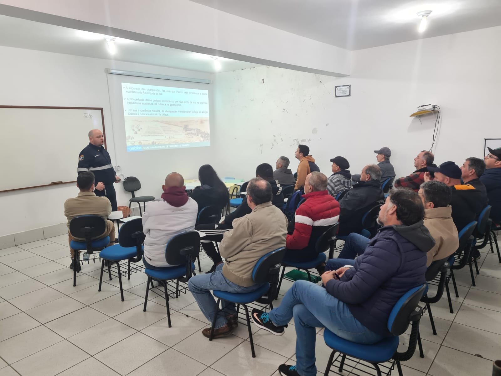 Dezessete profissionais acompanham conteúdo ministrado por servidores das secretarias de Transporte e Trânsito e de Desenvolvimento, Turismo e Inovação
