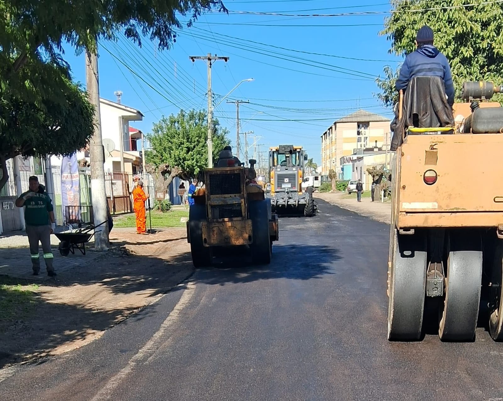 A rua do Fragata tem atenção da Secretaria de Obras há duas semanas. Canteiro da avenida central também recebe melhorias desde a semana passada