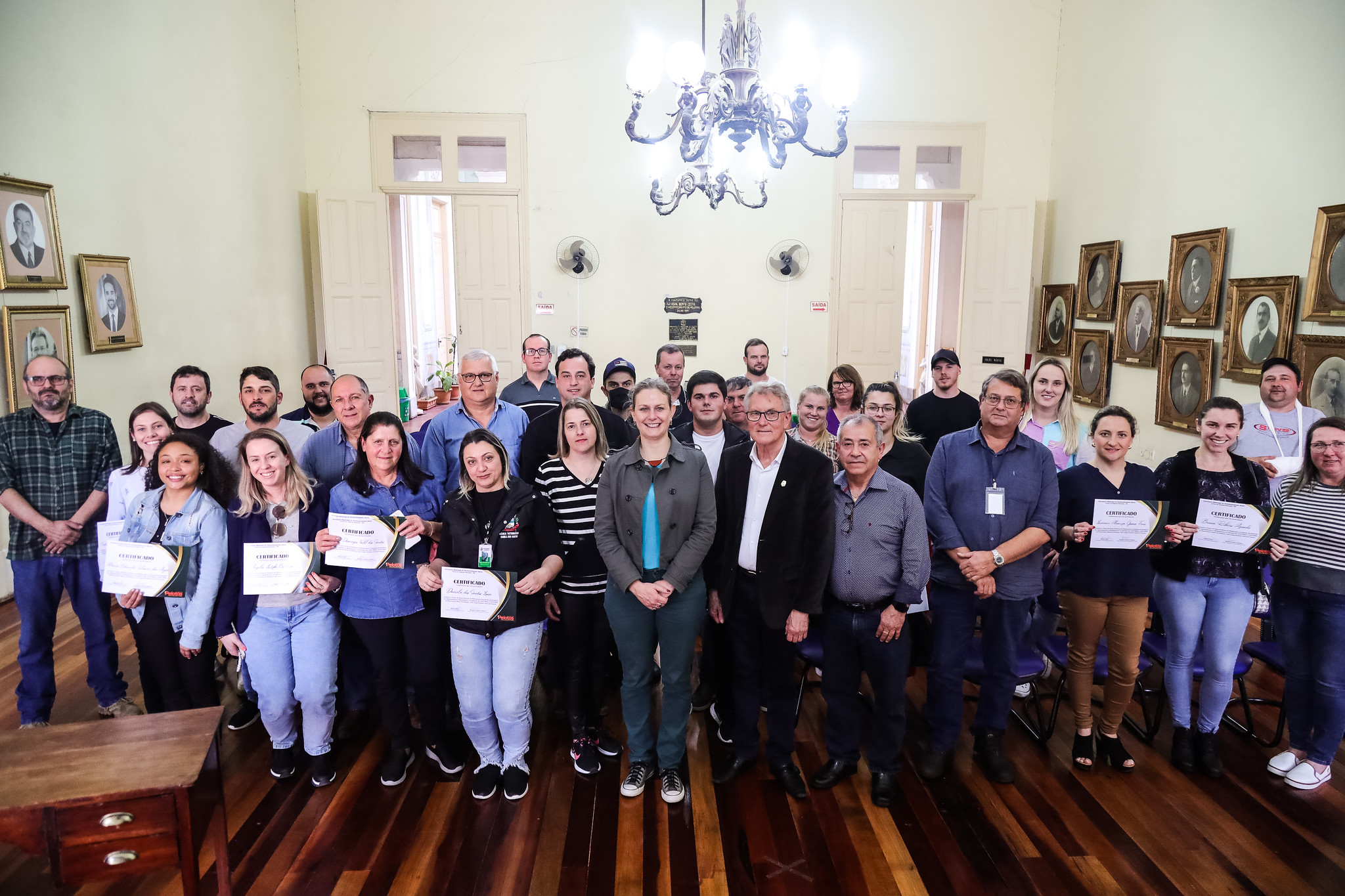 Paula e Idemar entregaram os certificados a servidores e produtores que participaram da qualificação