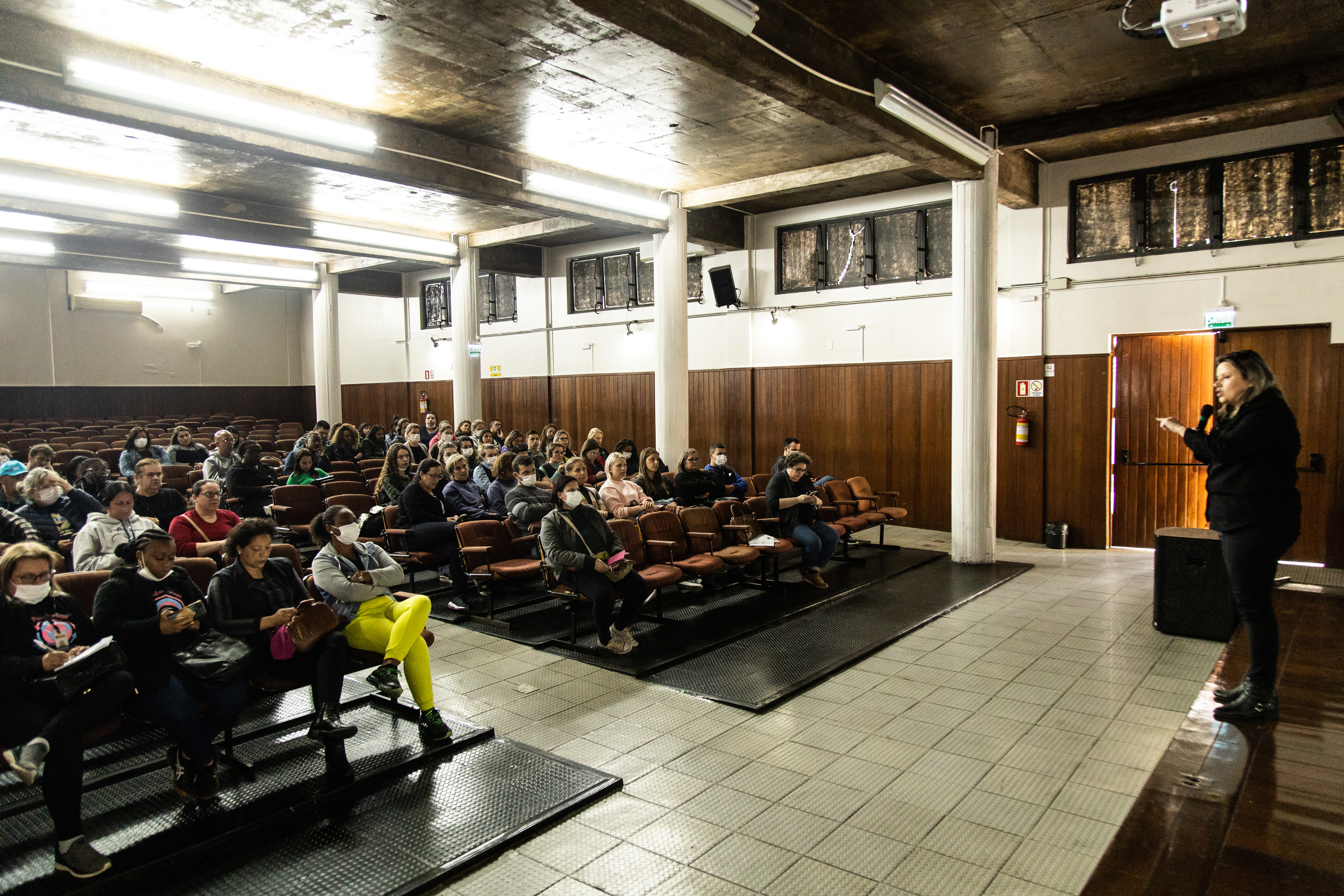 Profissionais das salas de vacina, professores e acadêmicos, agentes comunitários de saúde e de combate a endemias e visitadores do programa PIM participaram de capacitação de boas práticas na prestação de serviços de imunização e calendário vacinal