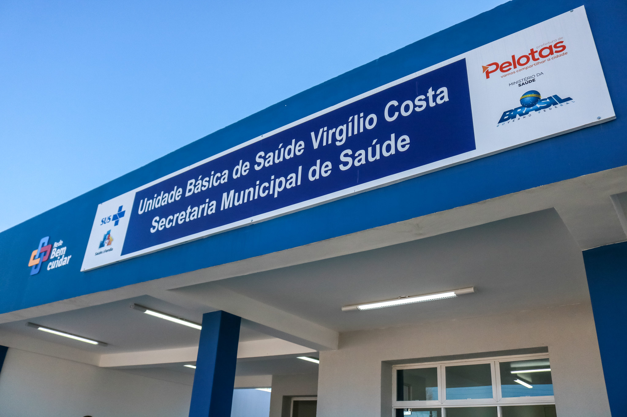 Segunda-feira (24), todas as unidades fornecerão atestados. Na terça-feira (25), seguirá a emissão e o início da aplicação da vacina Pfizer em dez UBSs específicas