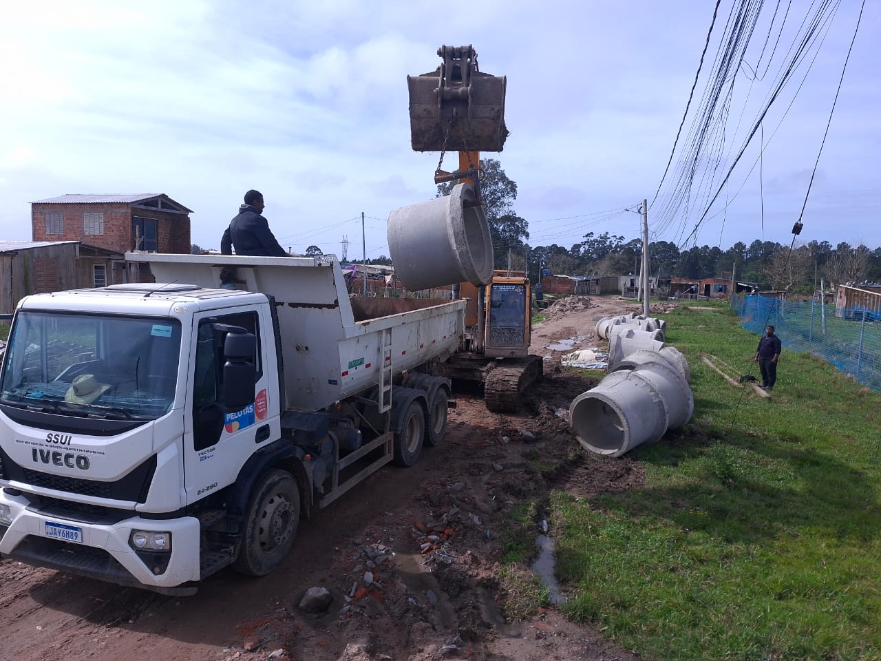 Tubos de concreto de mil milímetros de diâmetro serão colocados em estrutura na avenida 4 do loteamento, que deságua no canal coletor do parque Lobão