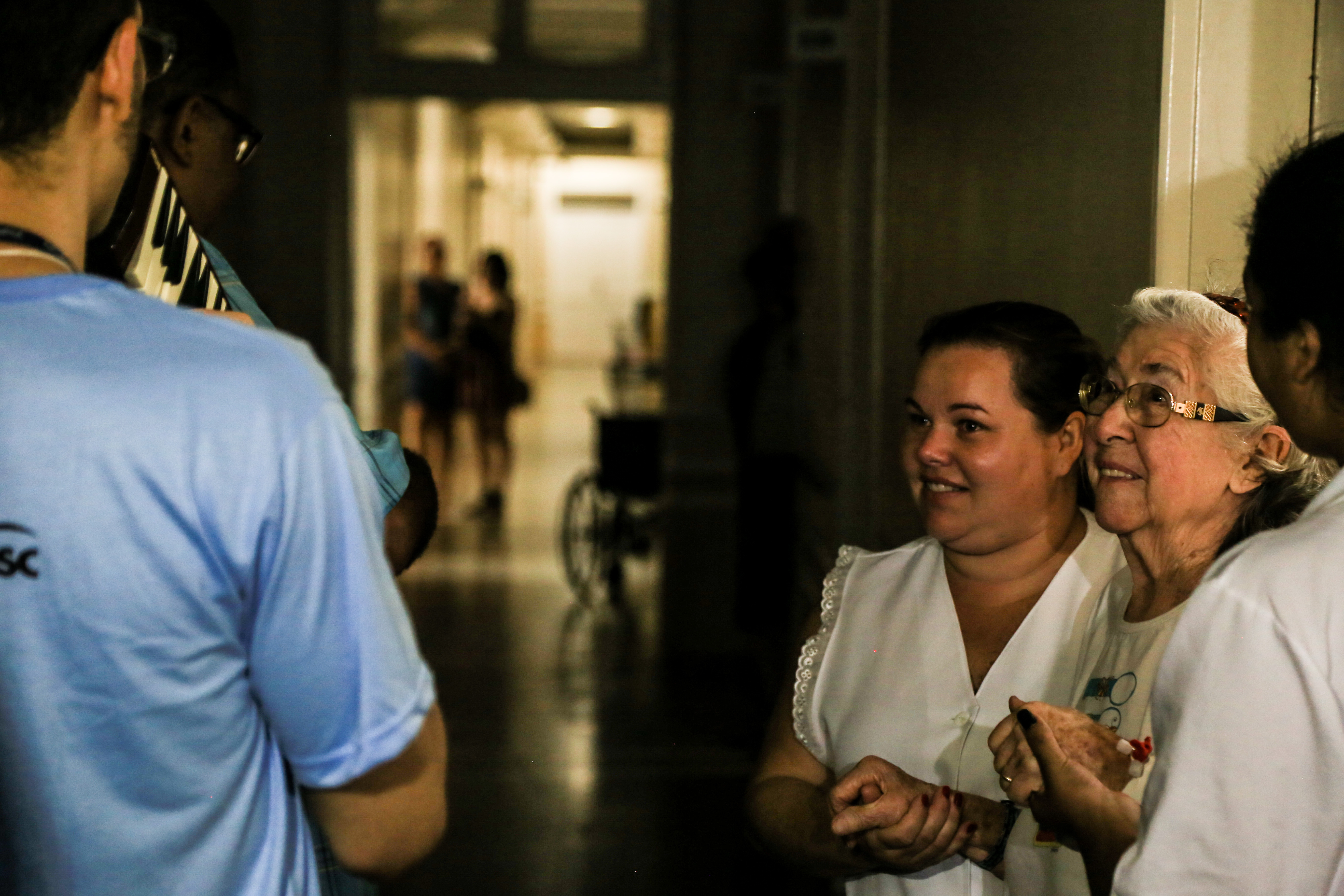 Pacientes, familiares e funcionários foram envolvidos pela melodia que tomou conta dos corredores do hospital