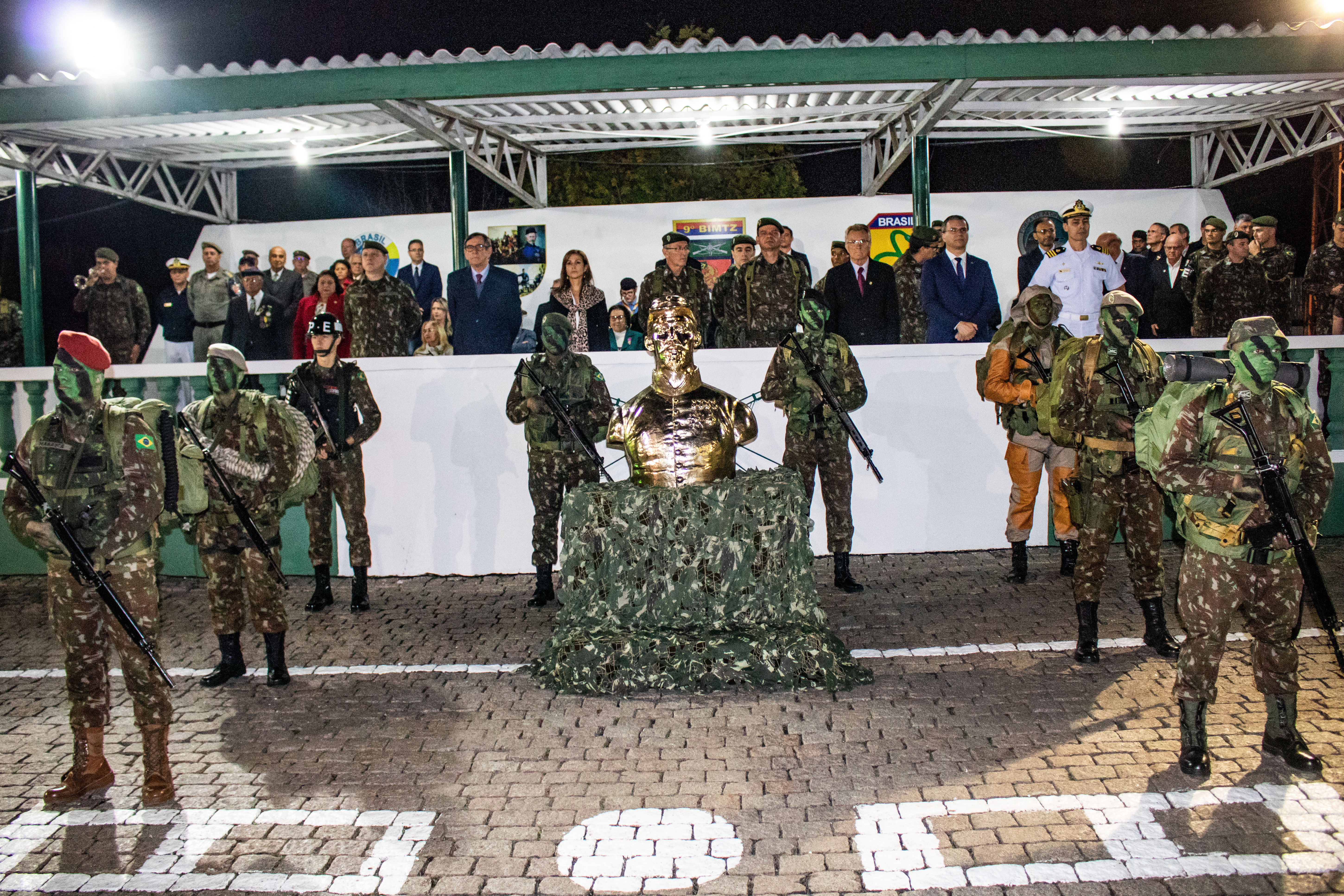 Solenidade reuniu autoridades do município e comemorações incluíram desfile de tropas e viaturas, além da entrega de medalhas
