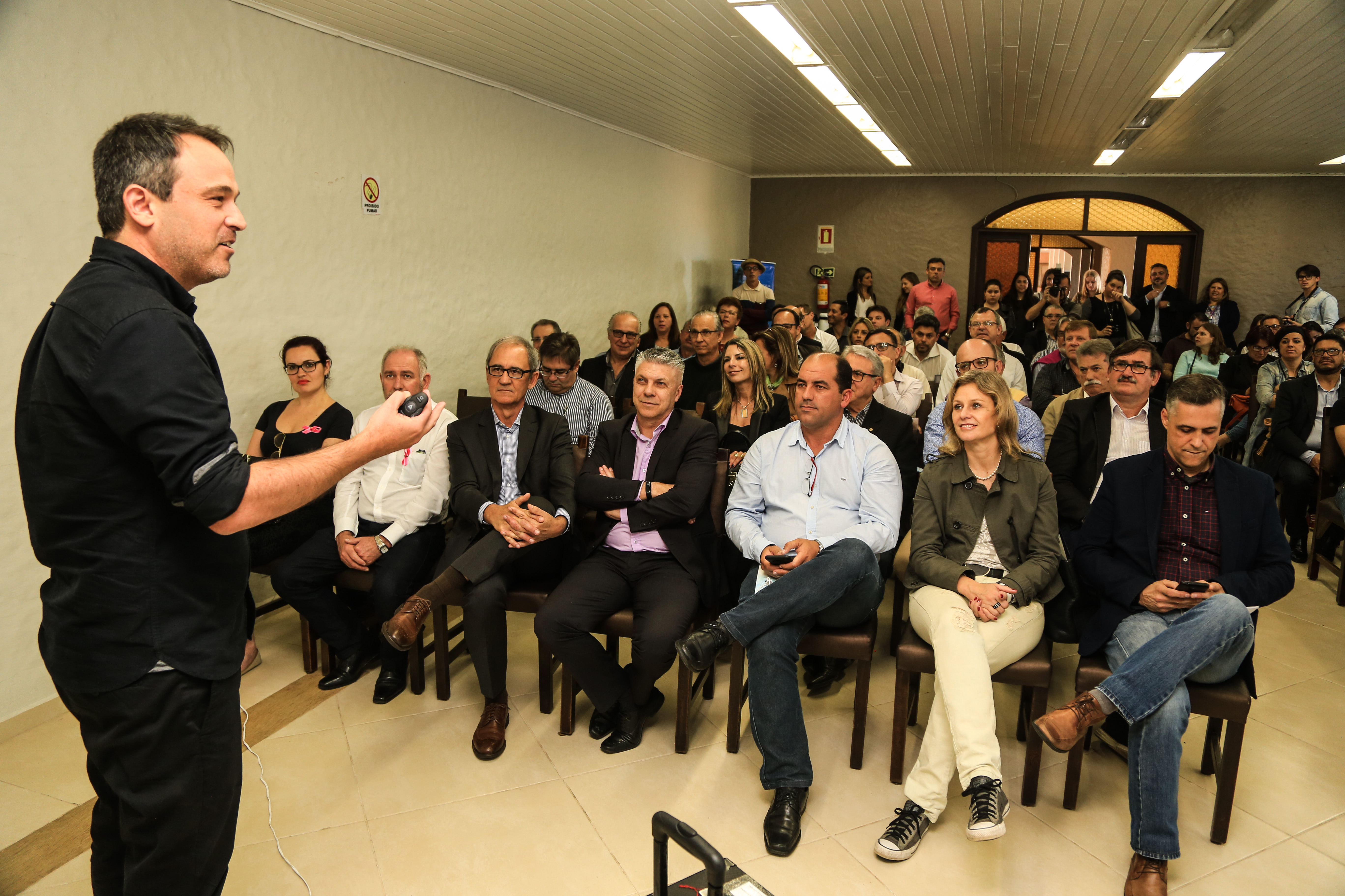 Prefeita Paula assiste a apresentação de um estudo elaborado pelo Sebrae/Unisinos
